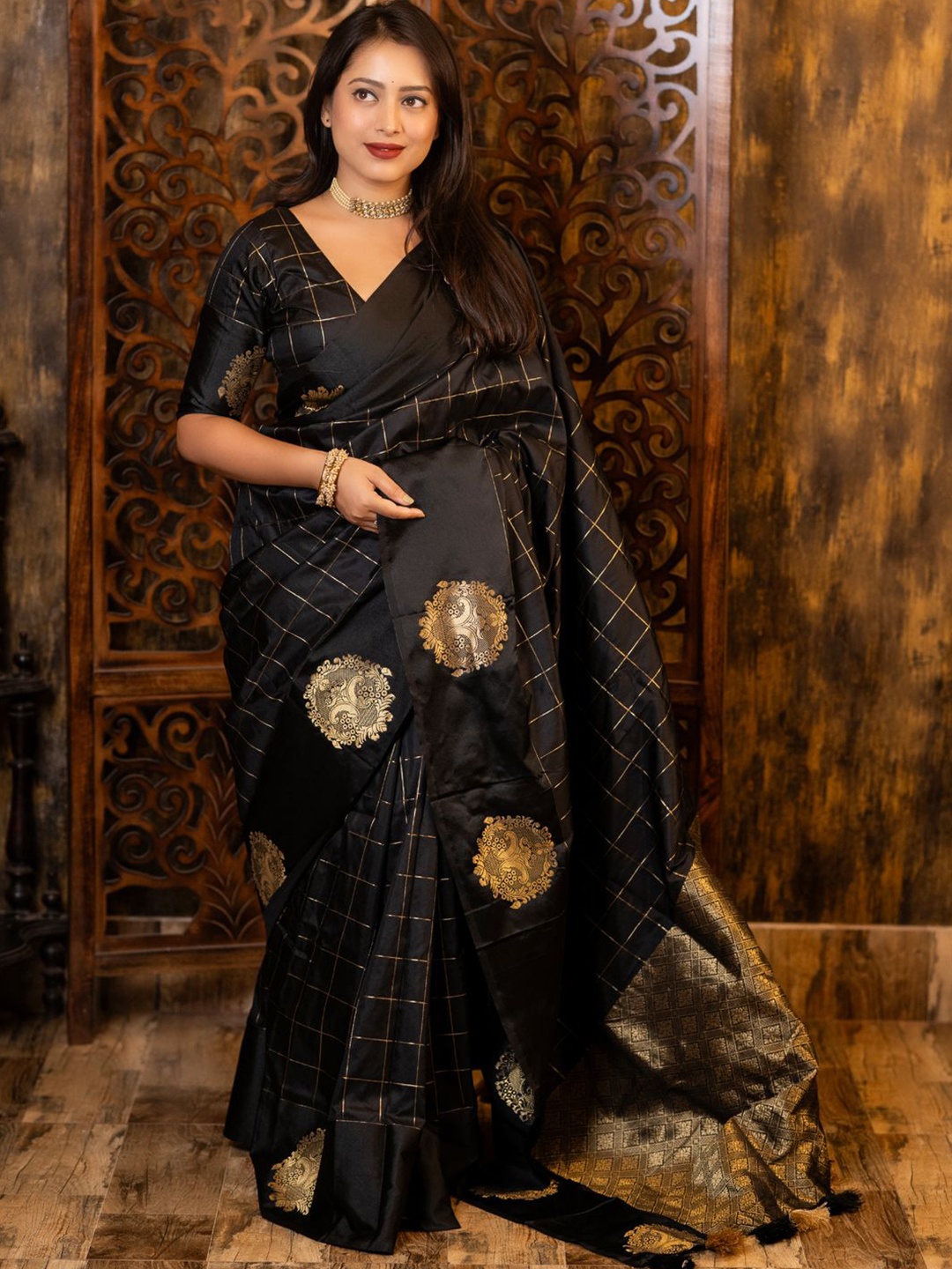 

DIVASTRI Woven Design Checked Zari Banarasi Saree With Unstitched Blouse Piece, Black