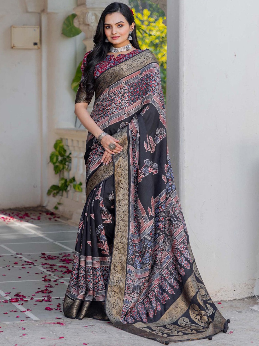 

Mitera Floral Zari Sungudi Saree, Black