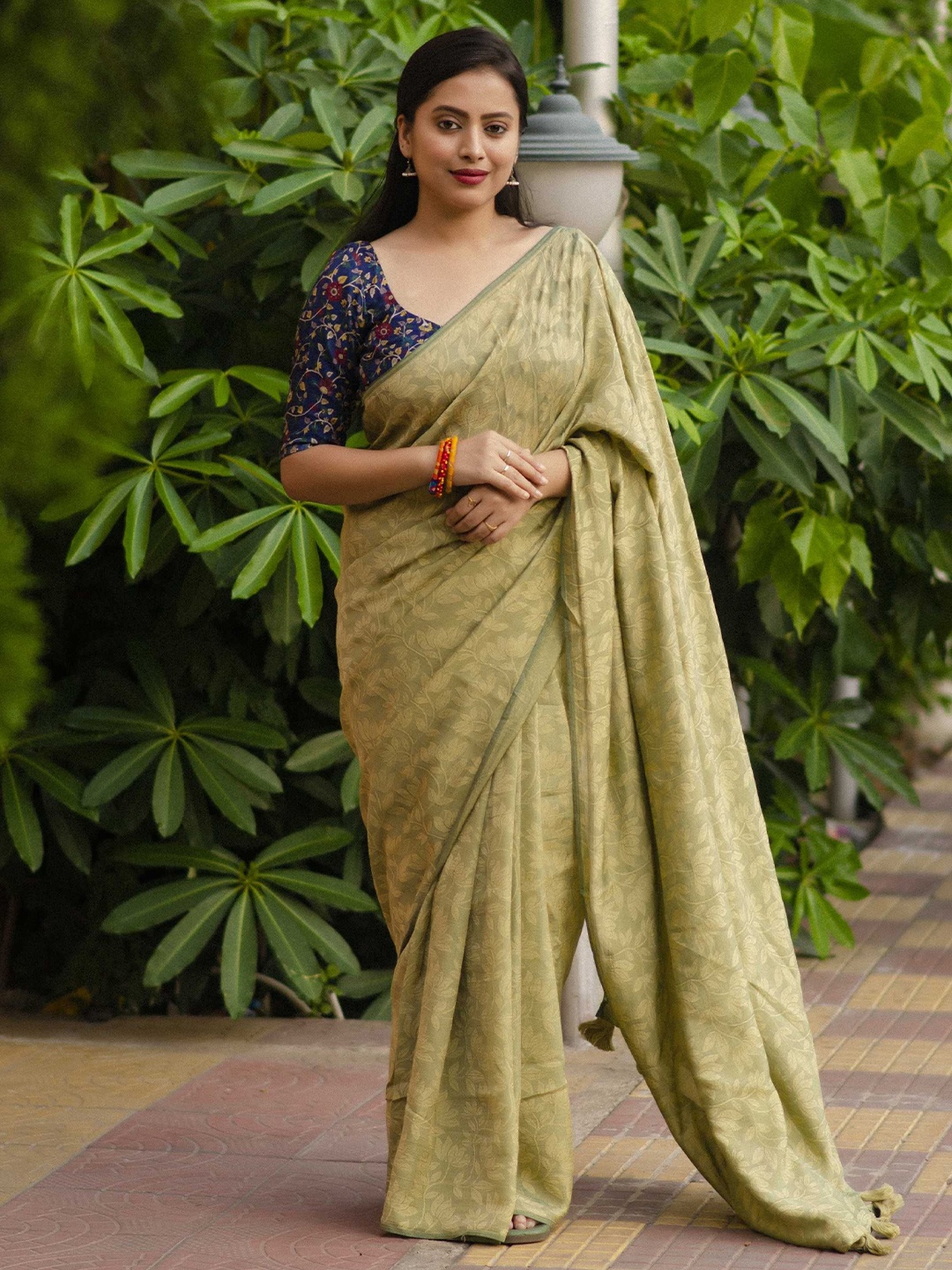 

DIVASTRI Embellished Silk Blend Saree, Green