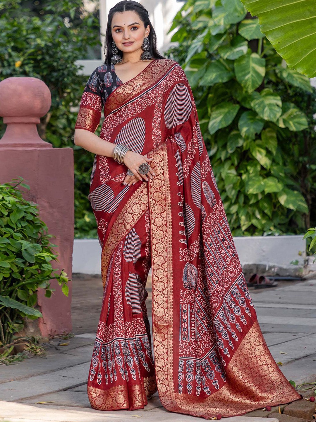 

Mitera Ethnic Motifs Zari Sungudi Saree, Maroon