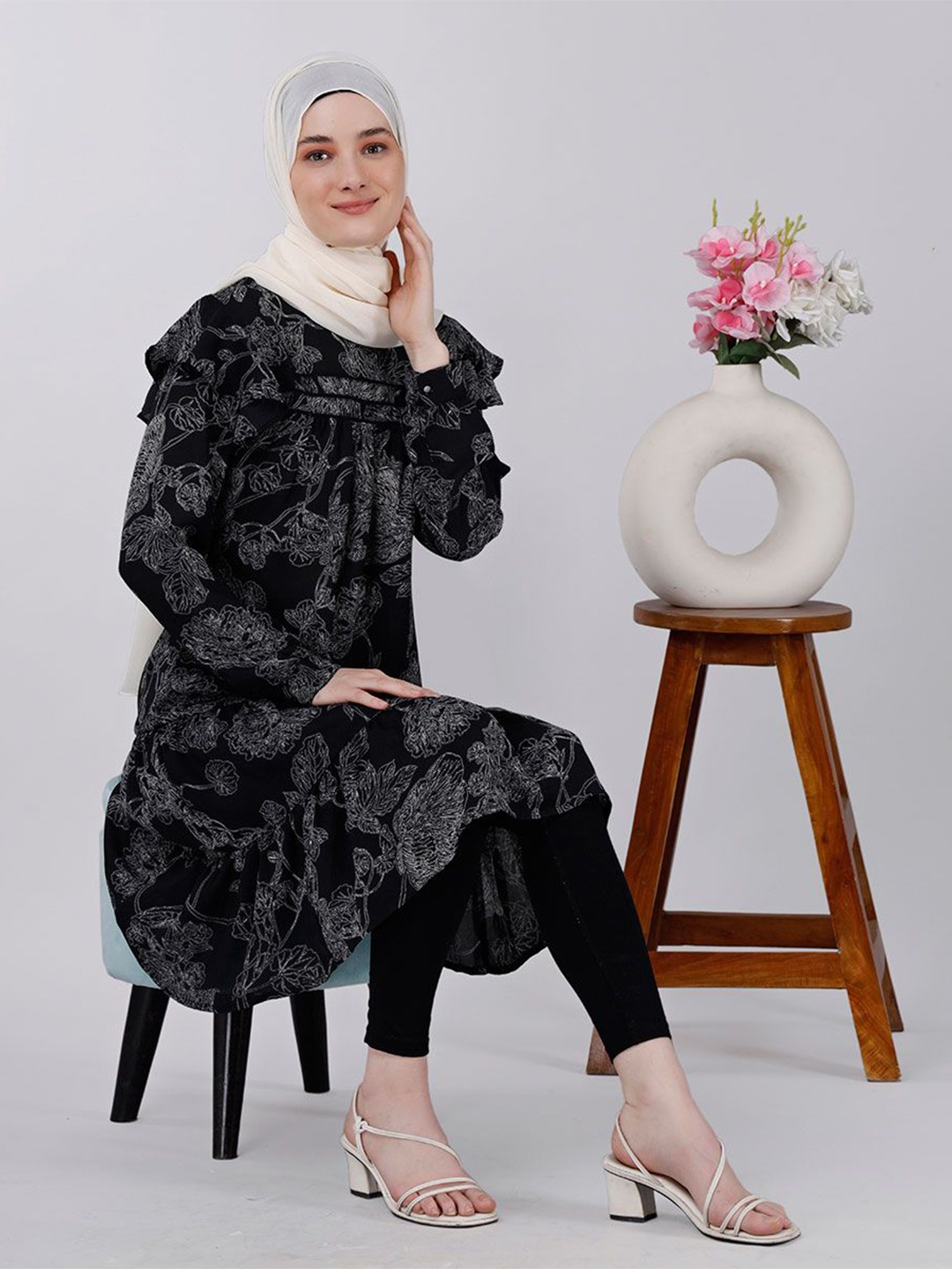 

IDH London Floral Print Bell Sleeve Cinched Waist Top, Black