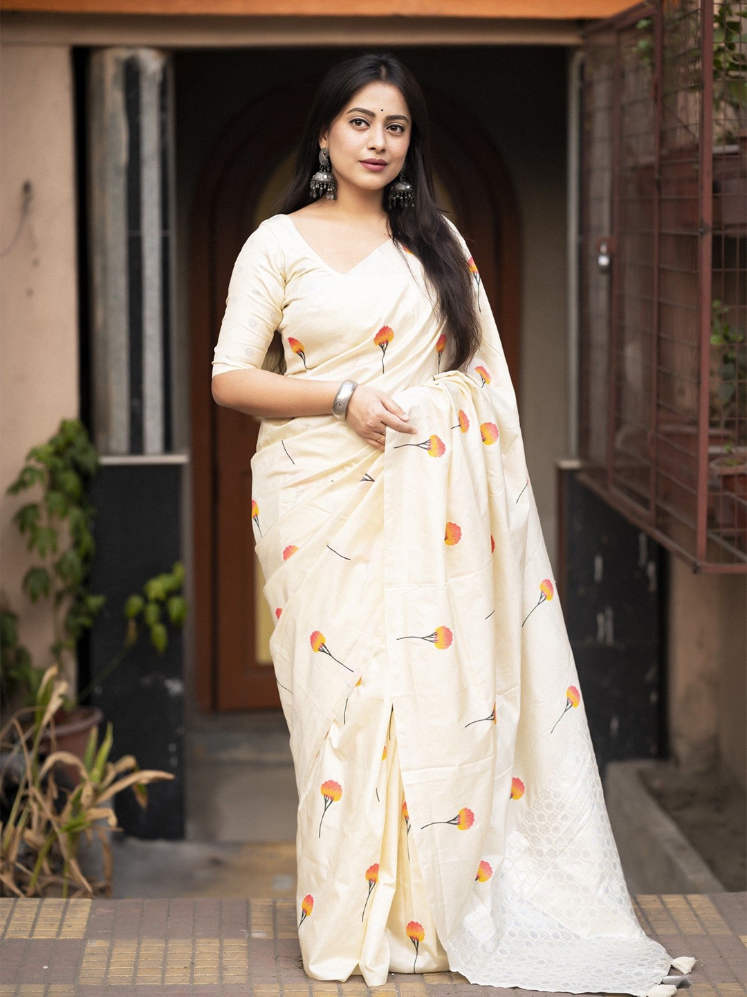 

DIVASTRI Floral Zari Silk Blend Saree, Cream