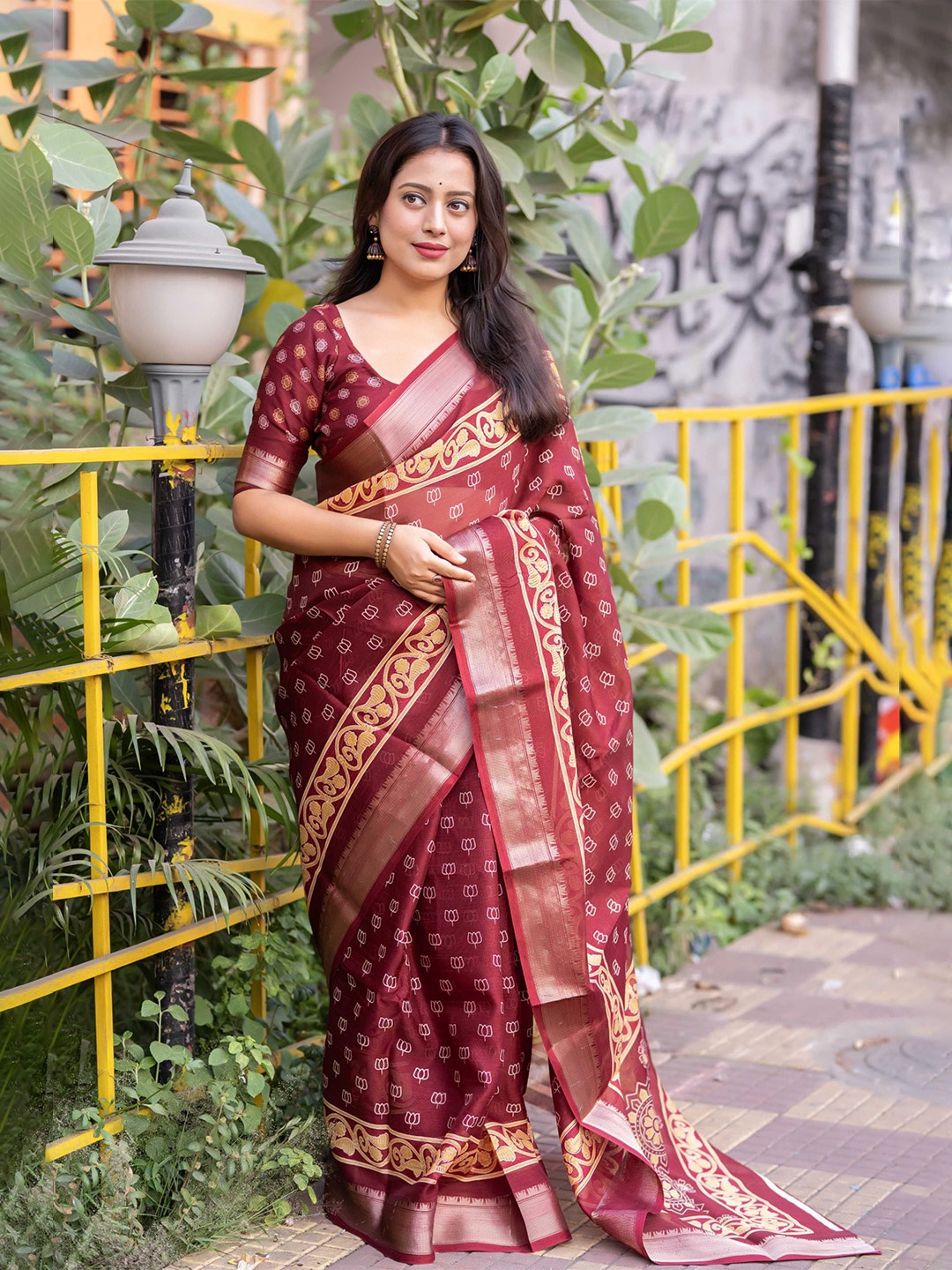 

DIVASTRI Floral Printed Zari Saree With Unstitched Blouse Piece, Red
