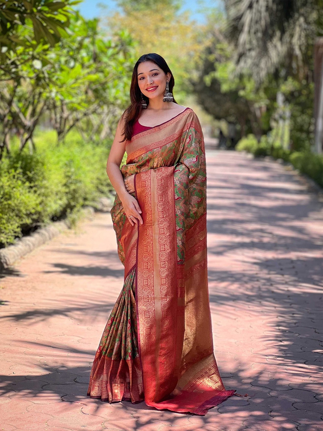 

DIVASTRI Woven Design Zari Silk Blend Banarasi Saree, Green