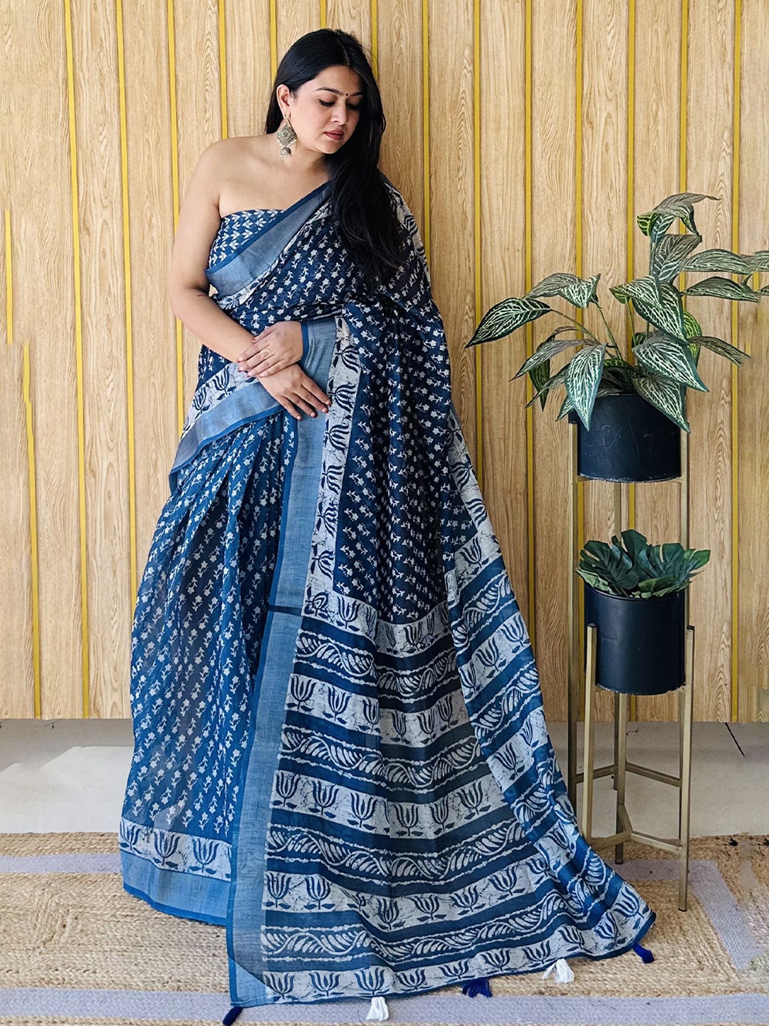 

Moda Rapido Floral Zari Saree, Blue