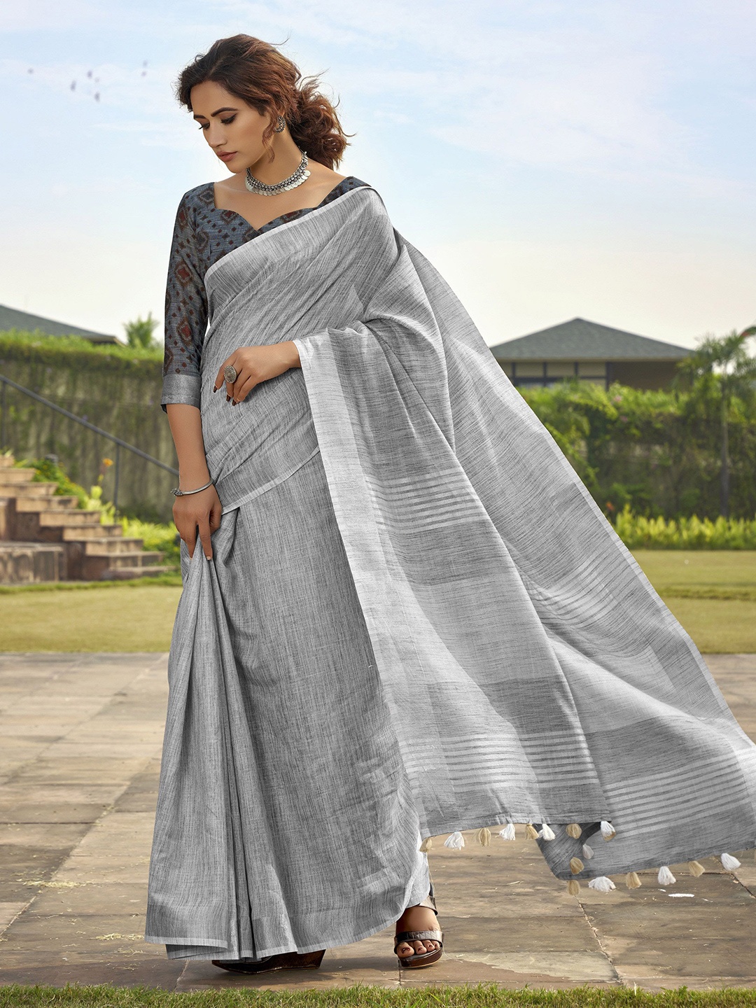 

Mitera Zari Handloom Woven Design Saree, Grey