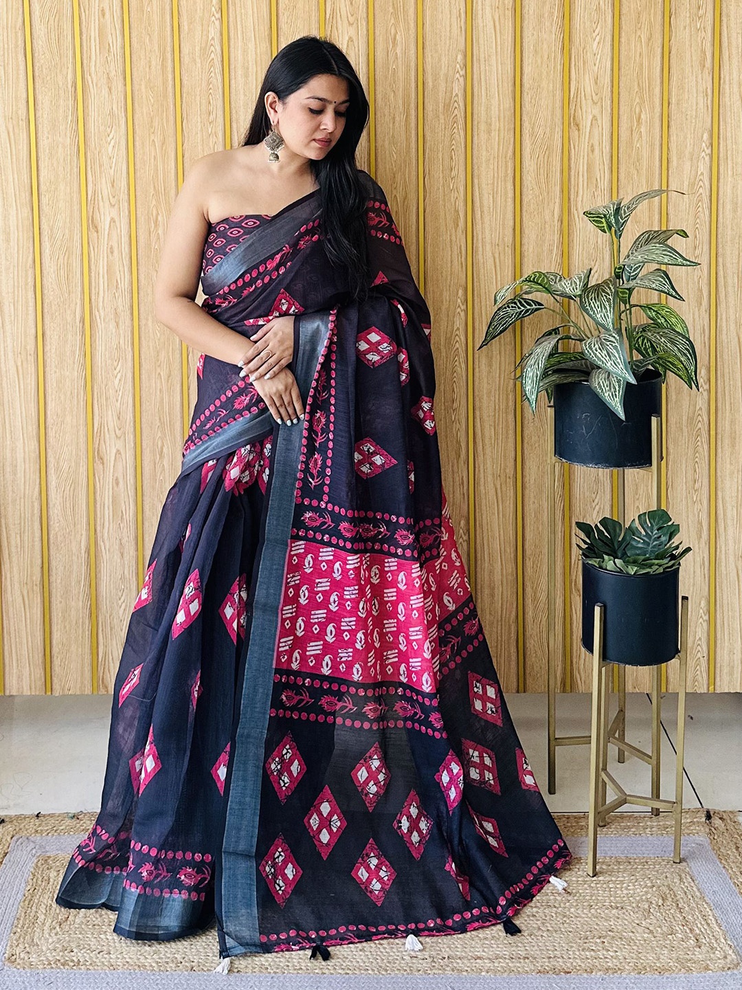

Moda Rapido Paisley Zari Saree, Black