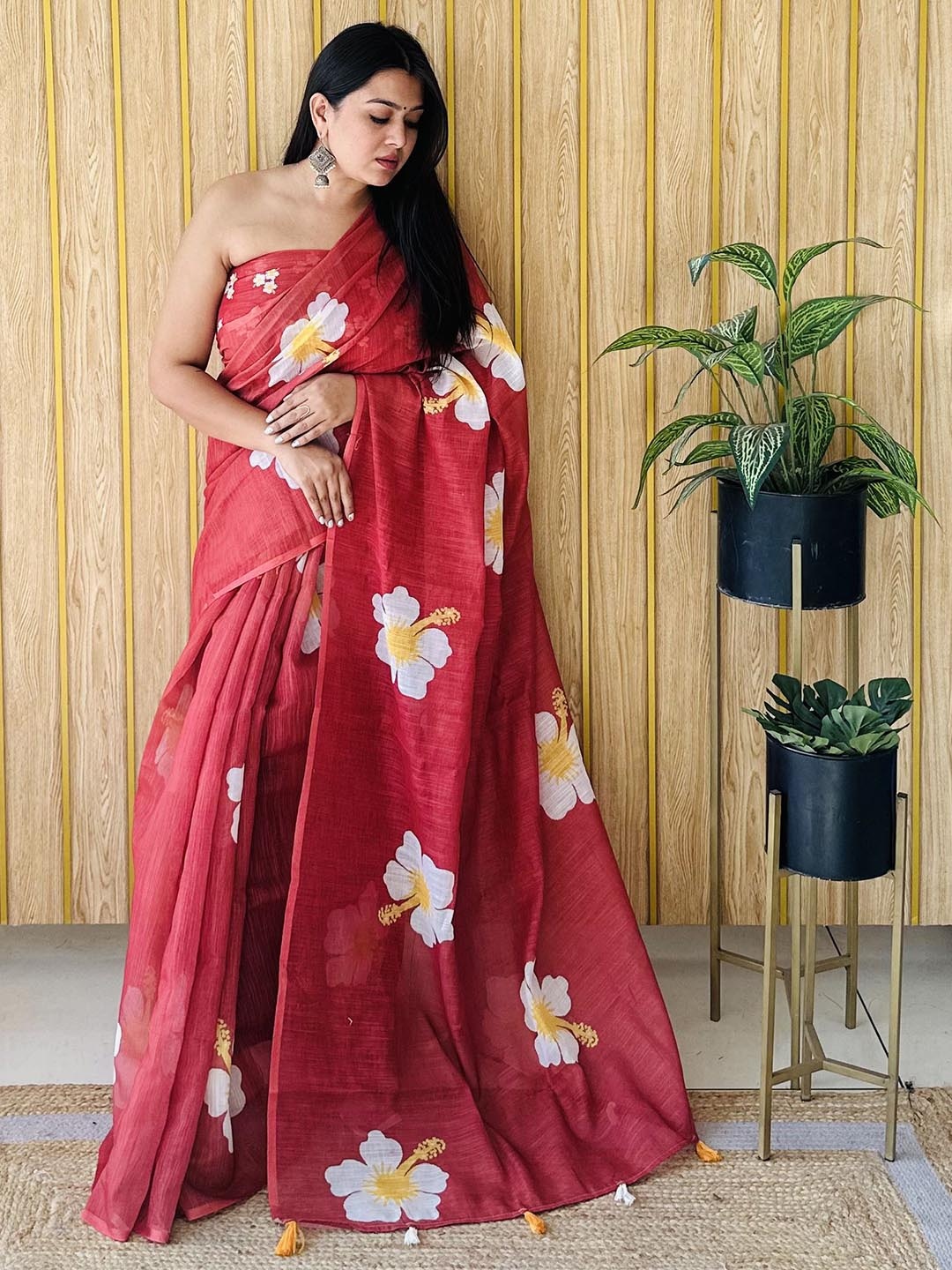 

Moda Rapido Floral Saree, Red