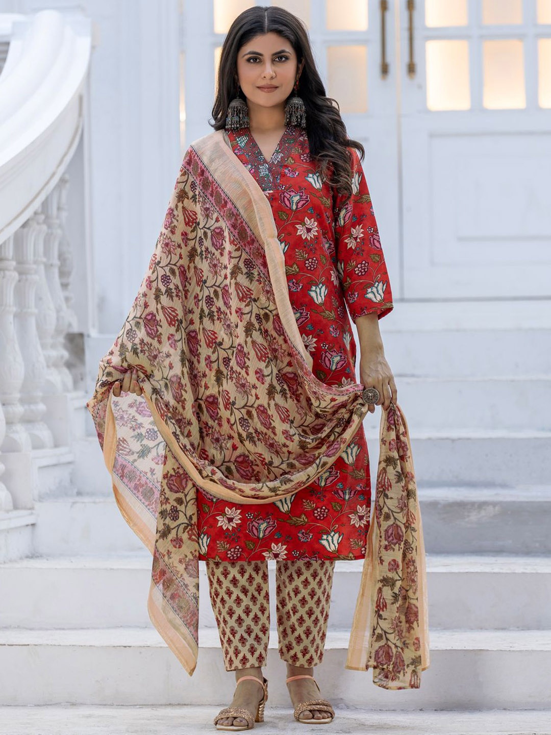 

ARADHNA Floral Printed Straight Kurta With Trouser And Dupatta, Red