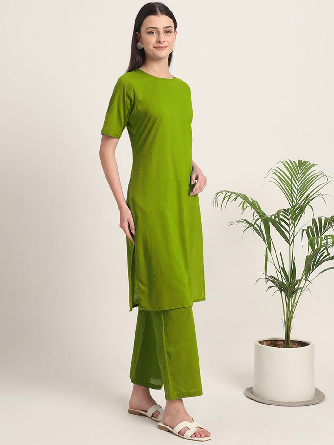 

Thevasa Women Round Neck Cotton Straight Kurta, Green