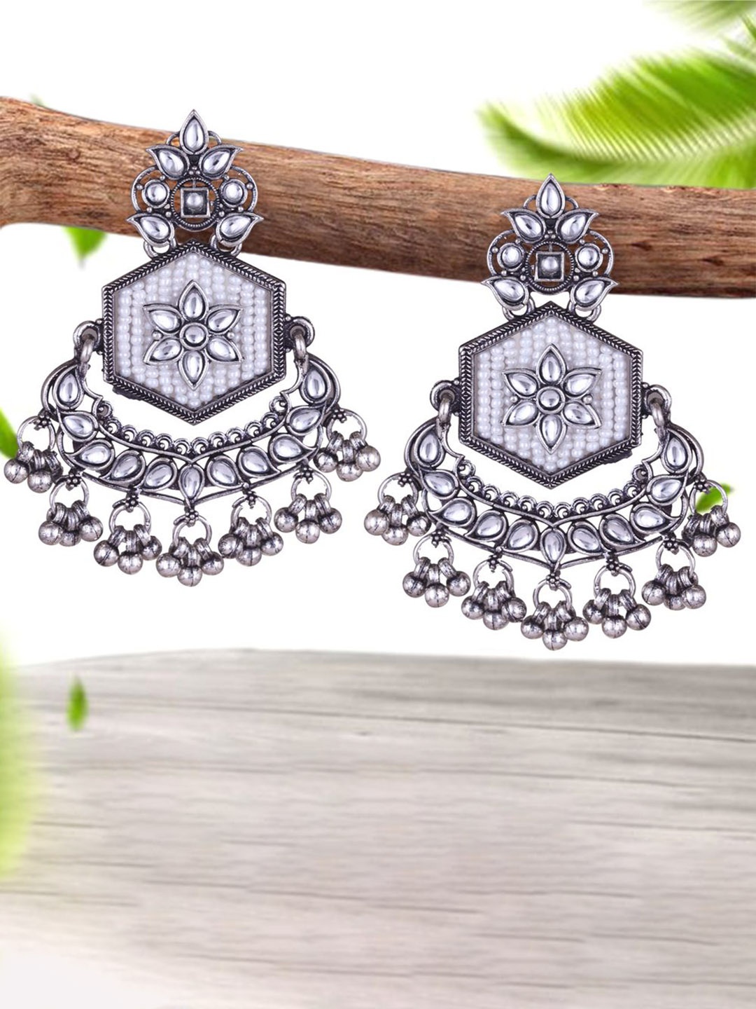 

DIVASTRI Silver-Plated Pearls Beaded & Kundan Studded Contemporary Oxidised Chandbalis