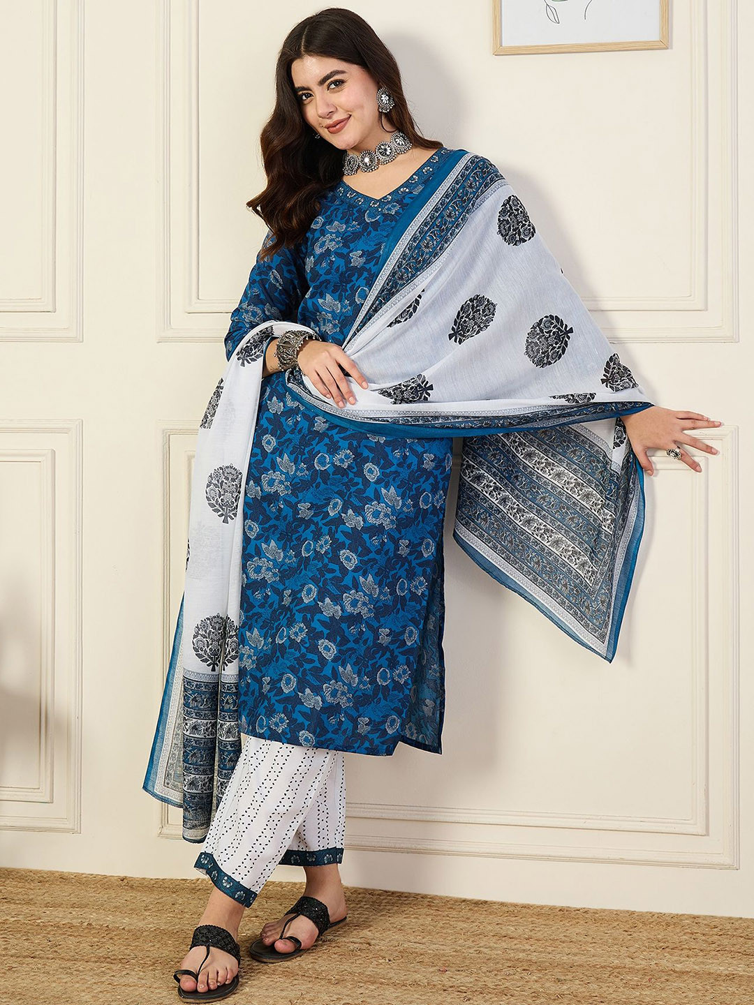 

KLOSIA Floral Printed V Neck Kurta With Palazzos & Dupatta, Blue
