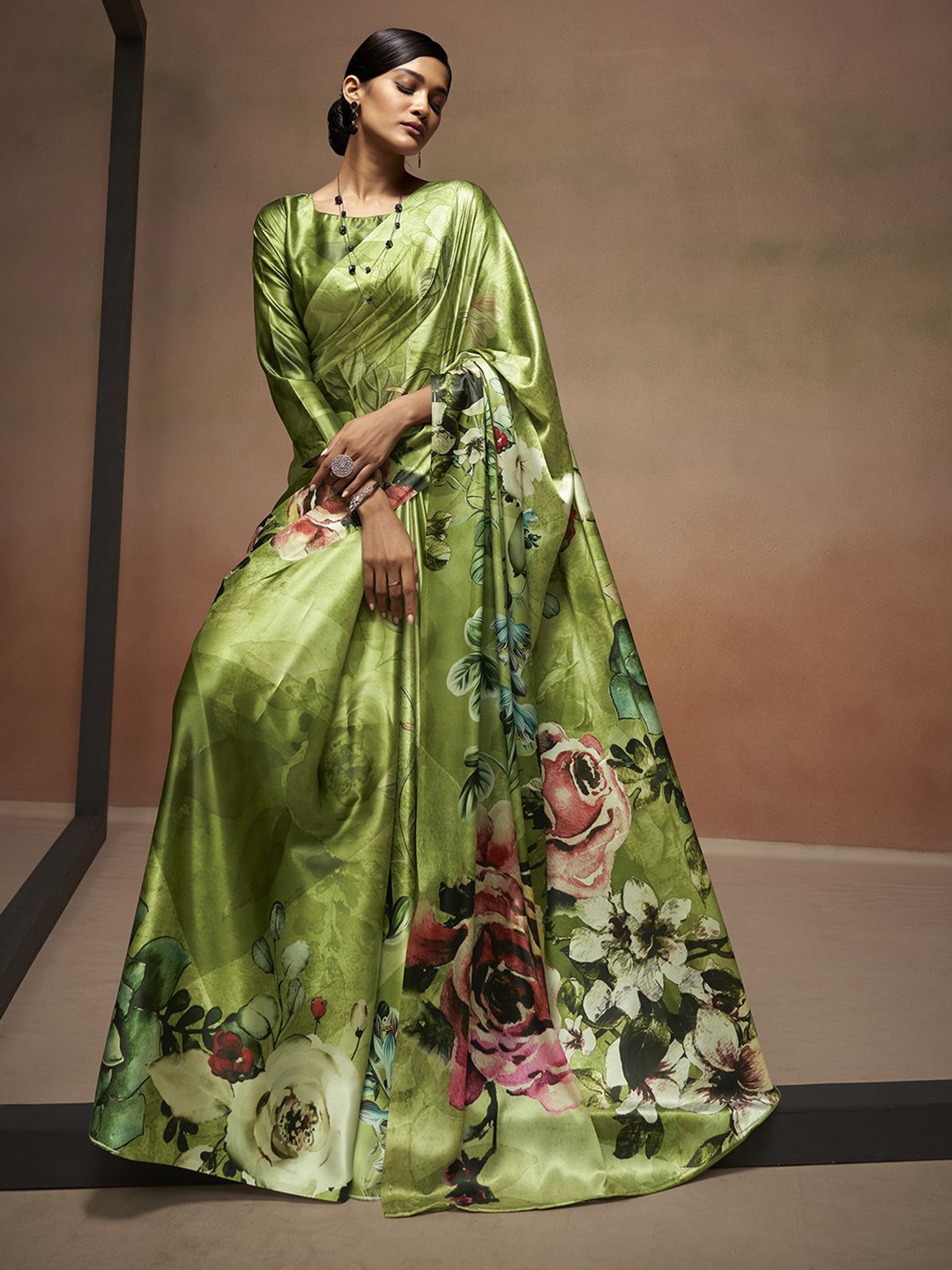 

DIVASTRI Floral Printed Satin Saree, Green
