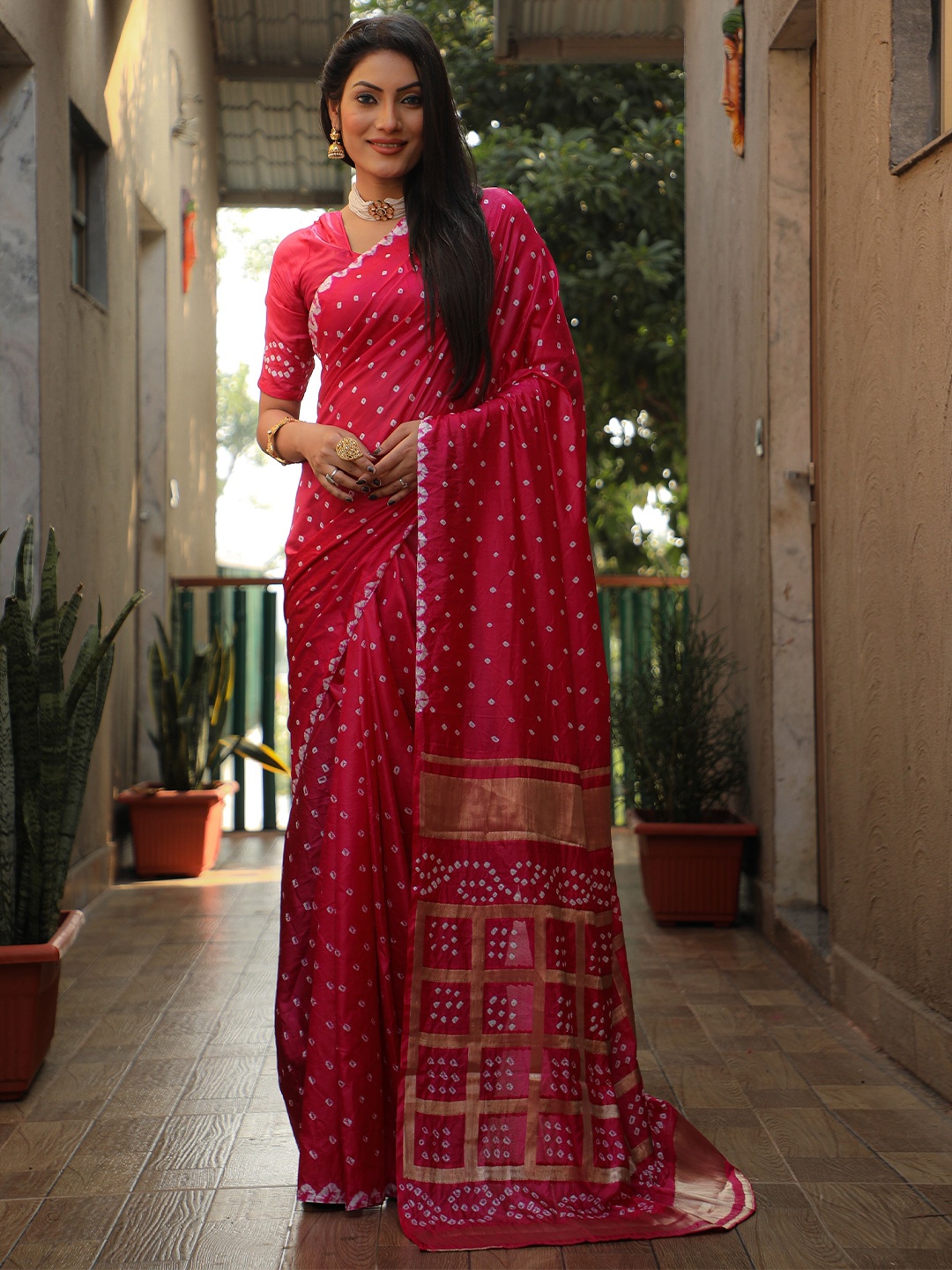 

Vintro Bandhani Printed Schiffli Saree, Red