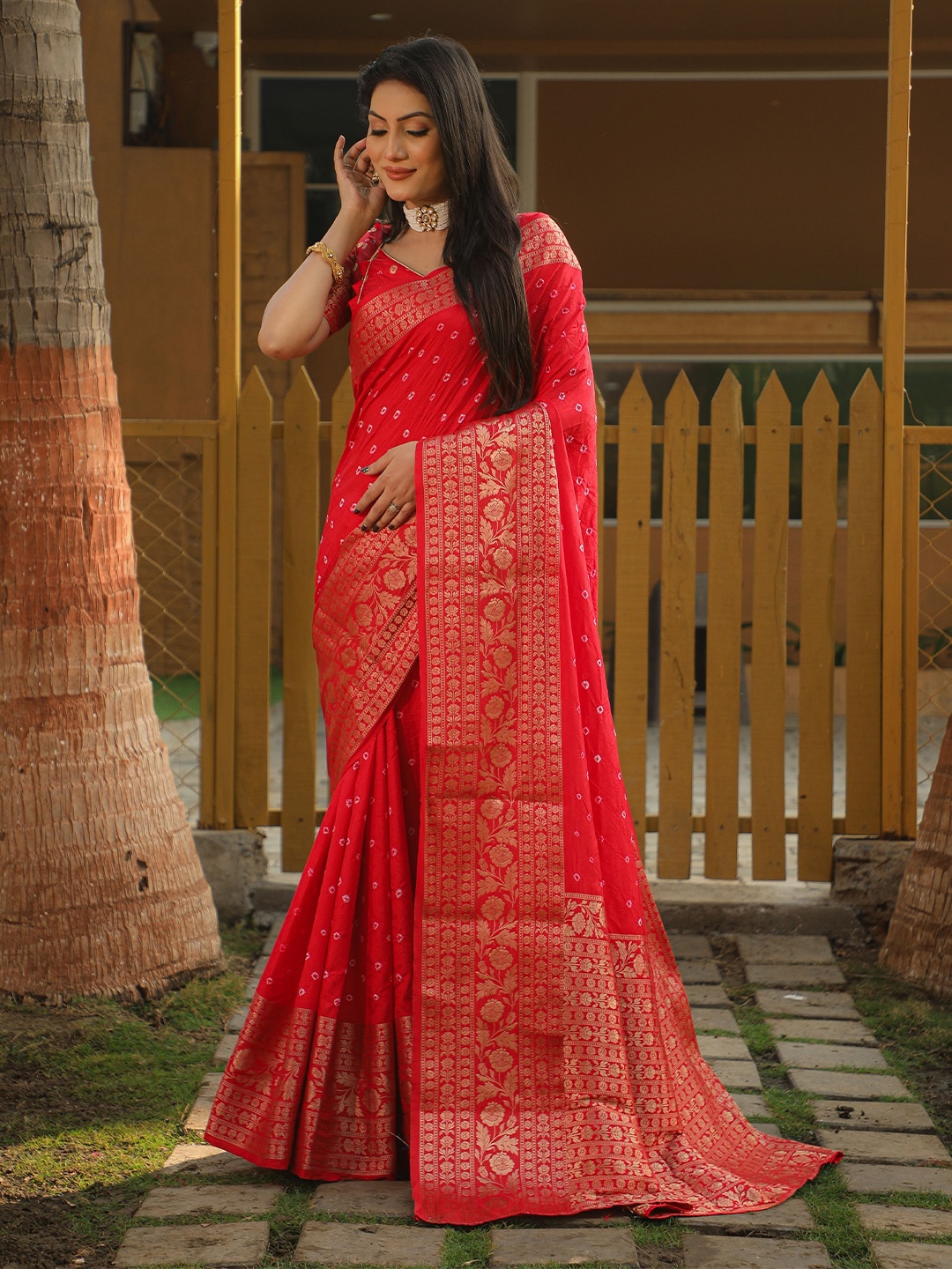 

Vintro Woven Design Zari Bandhani Printed Saree, Red