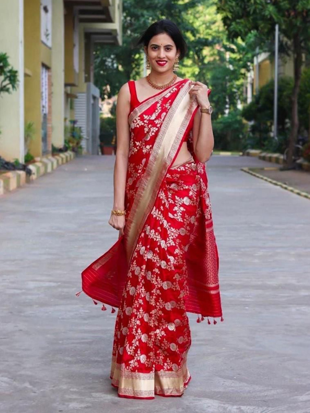 

JULEE Ethnic Motifs Woven Design Zari Pure Silk Banarasi Saree, Red