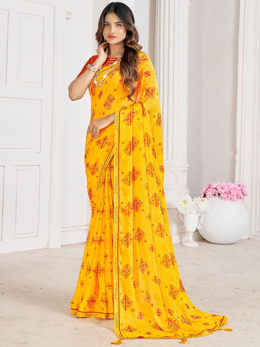 

DIVASTRI Ethnic Motifs Printed Saree With Blouse Piece, Yellow