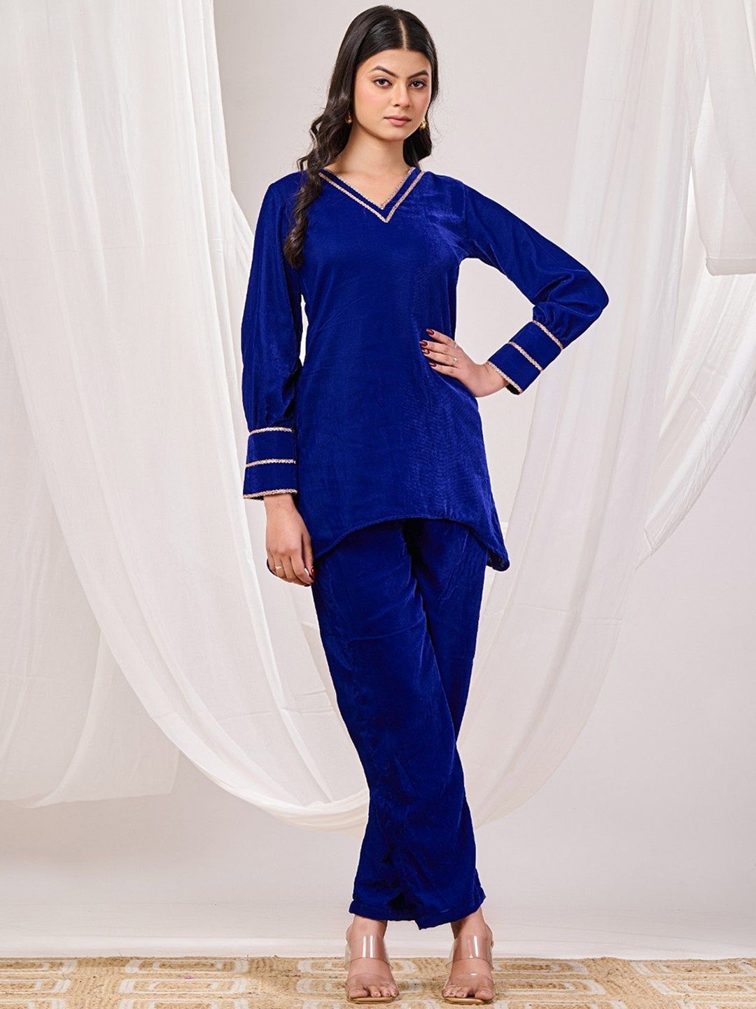 

Futra Gabha V-Neck Long Sleeves Velvet Tunic With Trousers, Blue