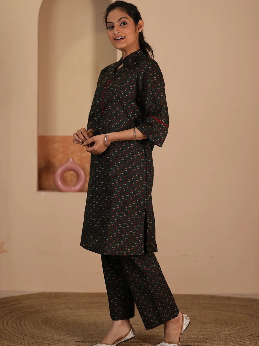 

Mera Rang Floral Printed Mandarin Collar Straight Pure Cotton Kurta With Trousers, Green