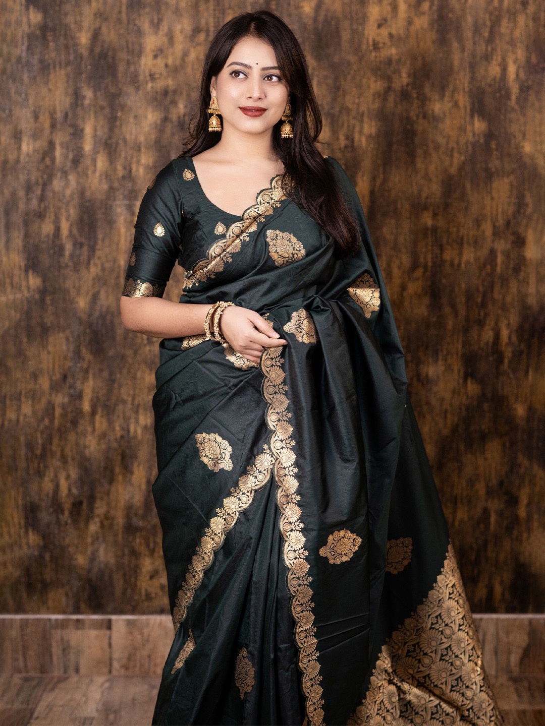 

DIVASTRI Woven Design Zari Saree With Unstitched Blouse Piece, Green