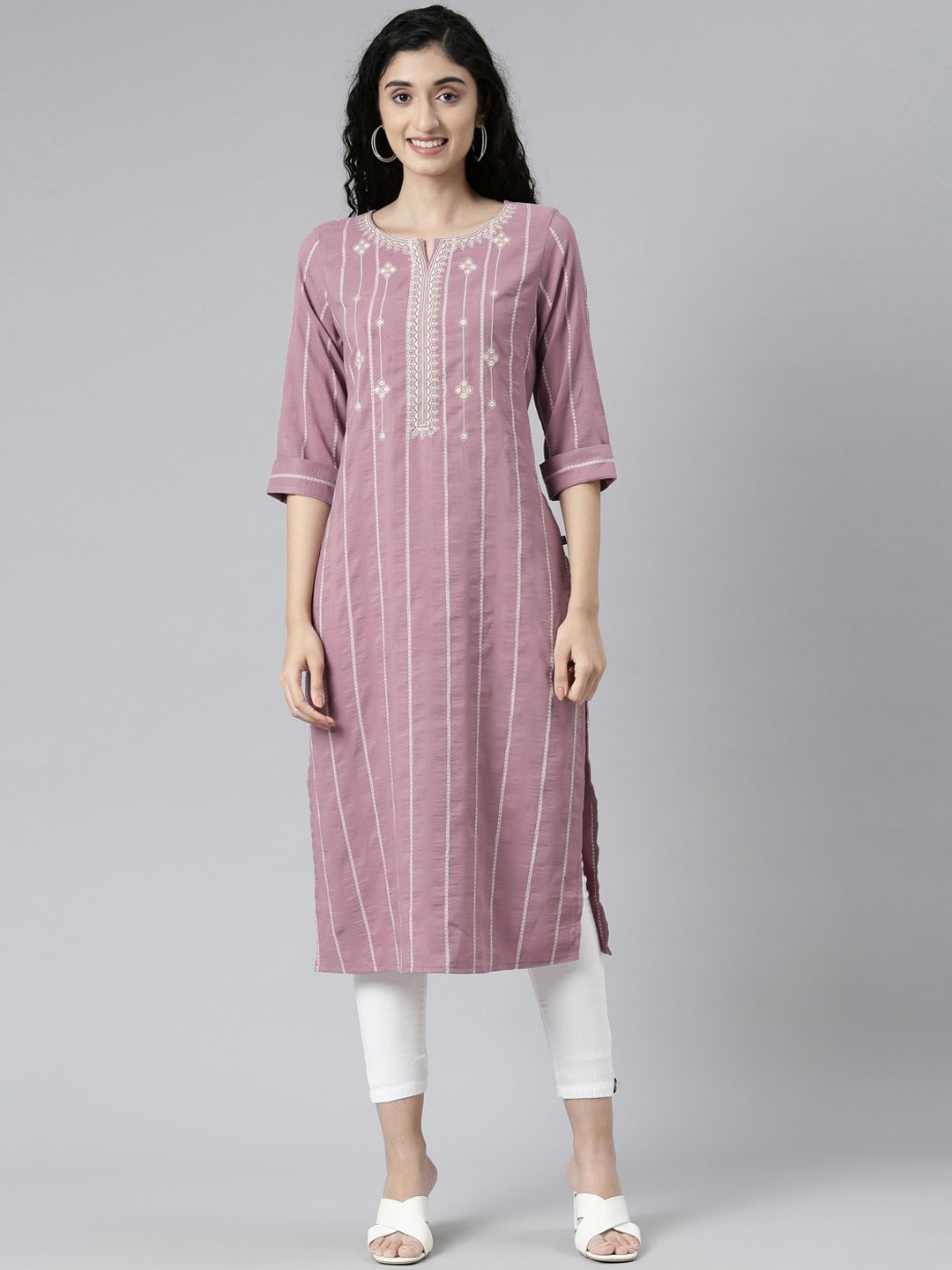 

Samhitas Floral Embroidered Notch Neck Chanderi Cotton Straight Kurta, Mauve