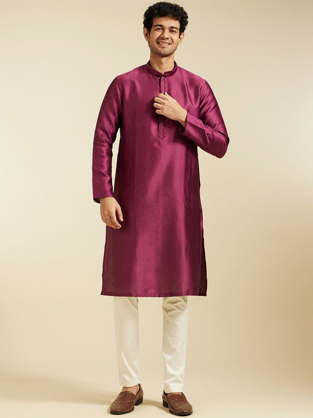 

Diwas by Manyavar Chevron Woven Design Mandarin Collar Cotton Straight Kurta & Trousers, Maroon