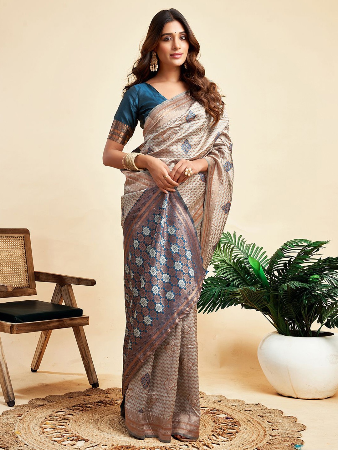 

HERE&NOW Woven Design Zari Banarasi Saree, Grey