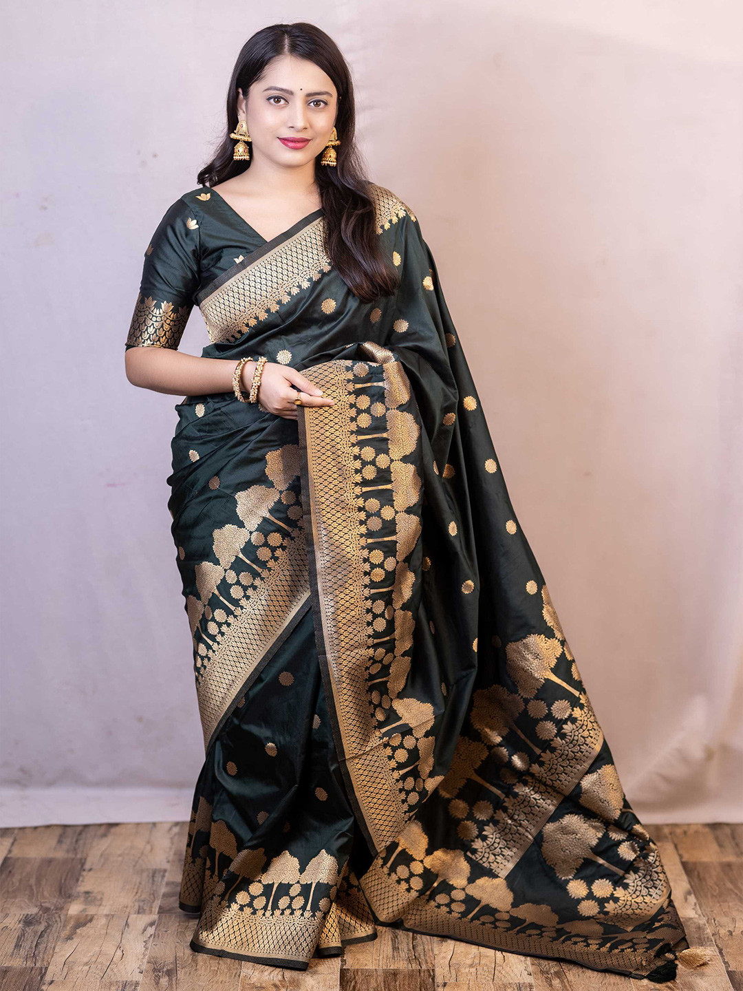 

DIVASTRI Woven Design Banarasi Saree, Green