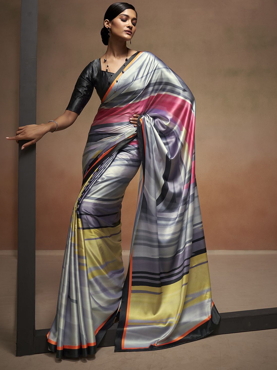 

DIVASTRI Tie and Dye Satin Saree With Unstitched Blouse Piece, Grey