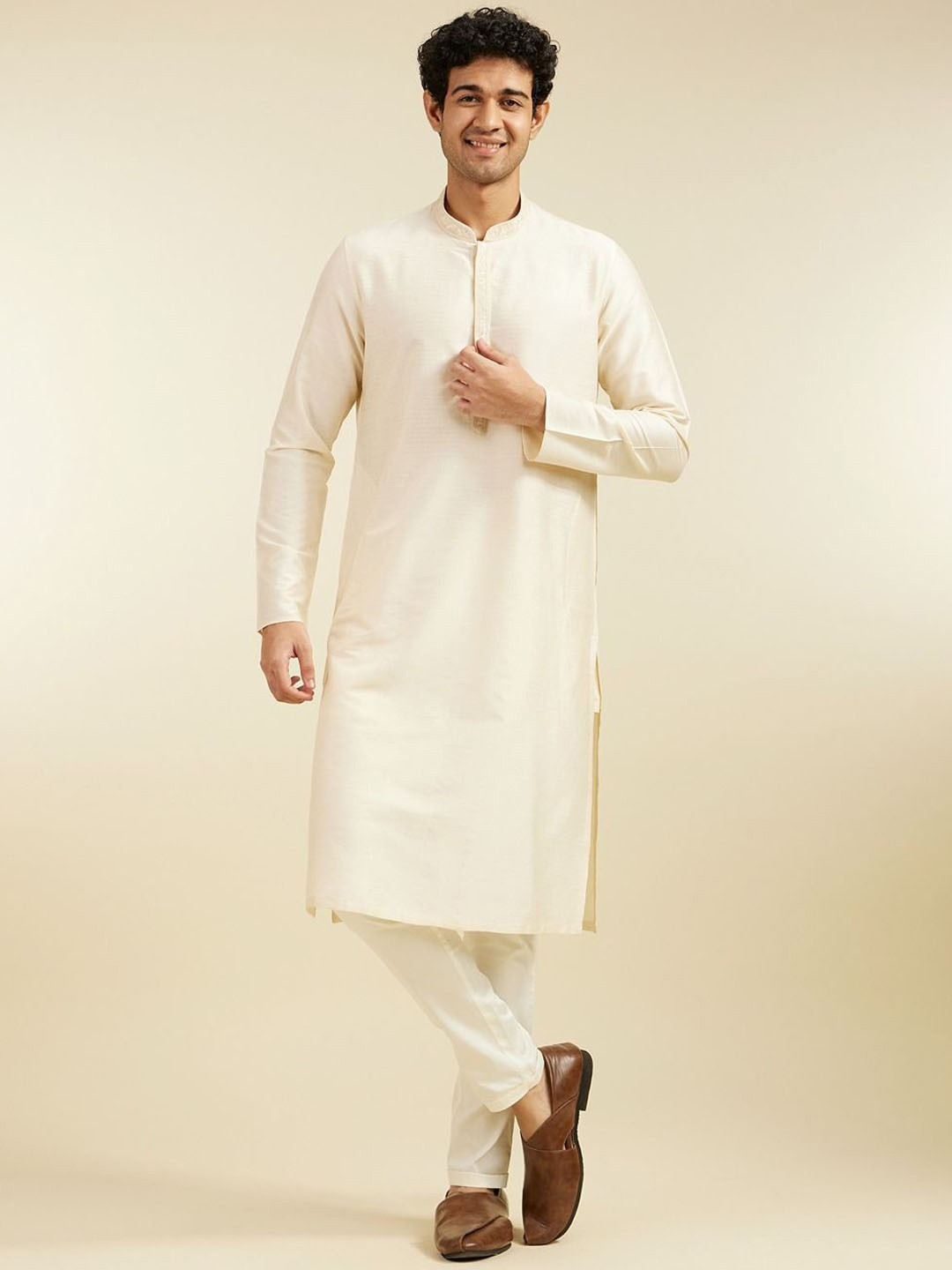 

Diwas by Manyavar Mandarin Collar Straight Kurta with Pyjamas, Cream