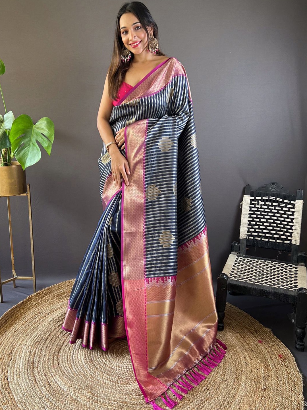 

DIVASTRI Woven Design Printed Zari Banarasi Saree, Navy blue