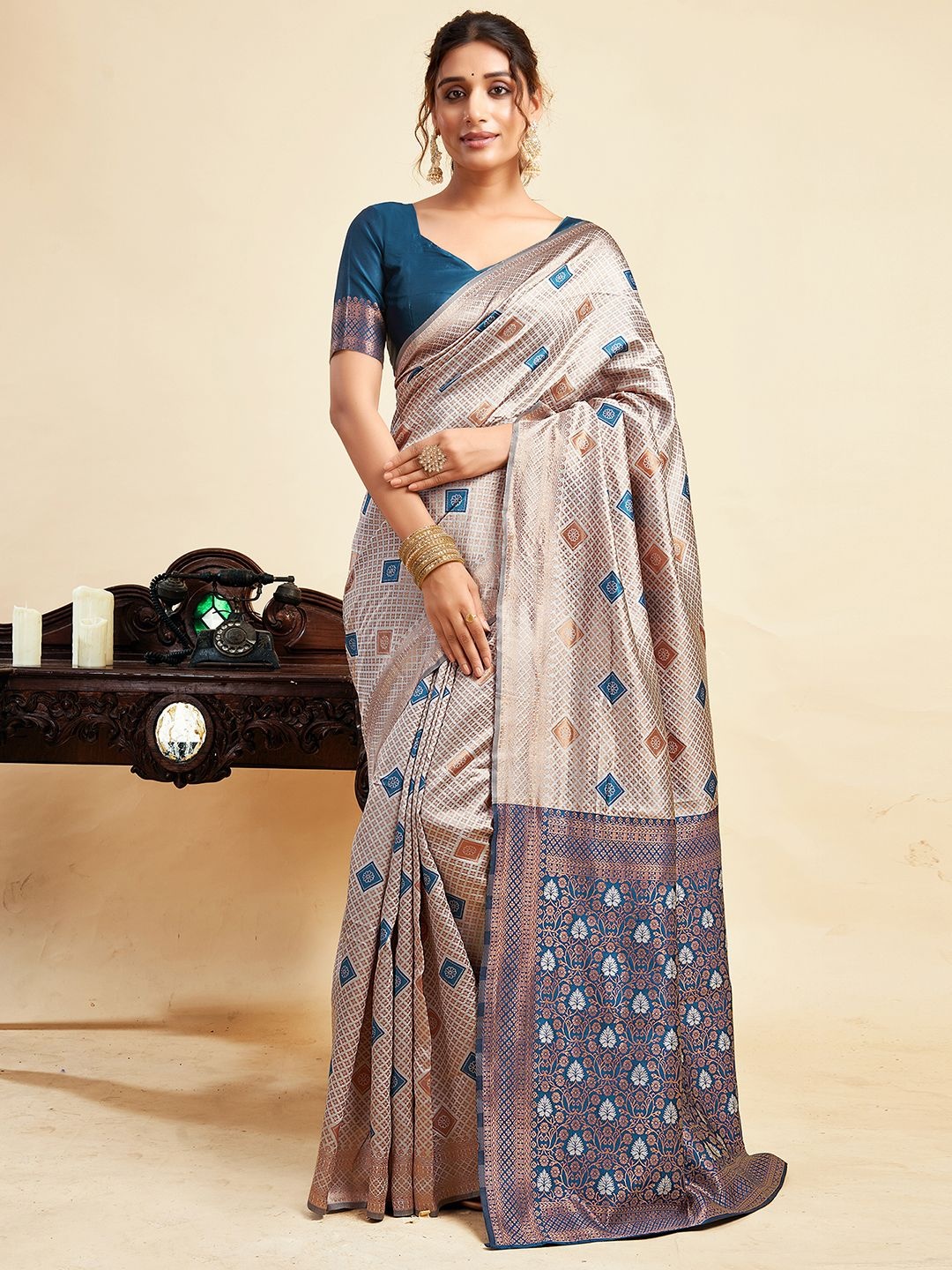 

HERE&NOW Women Woven Design Sarees, Grey