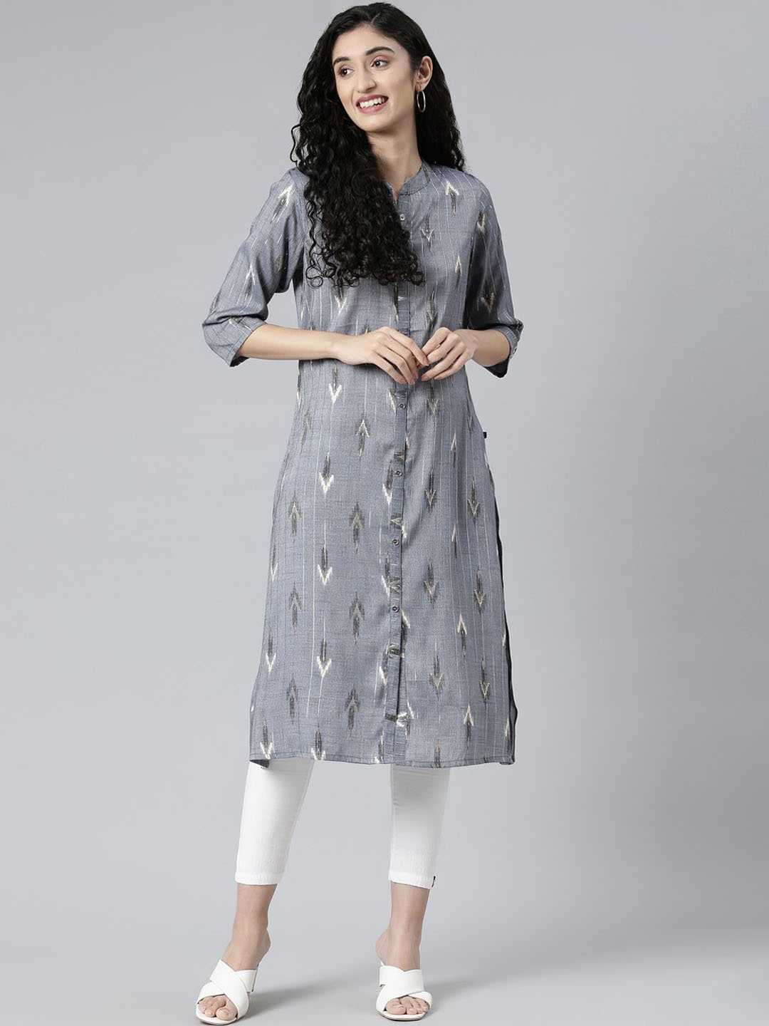 

Samhitas Geometric Woven Design Mandarin Collar Straight Kurta, Grey