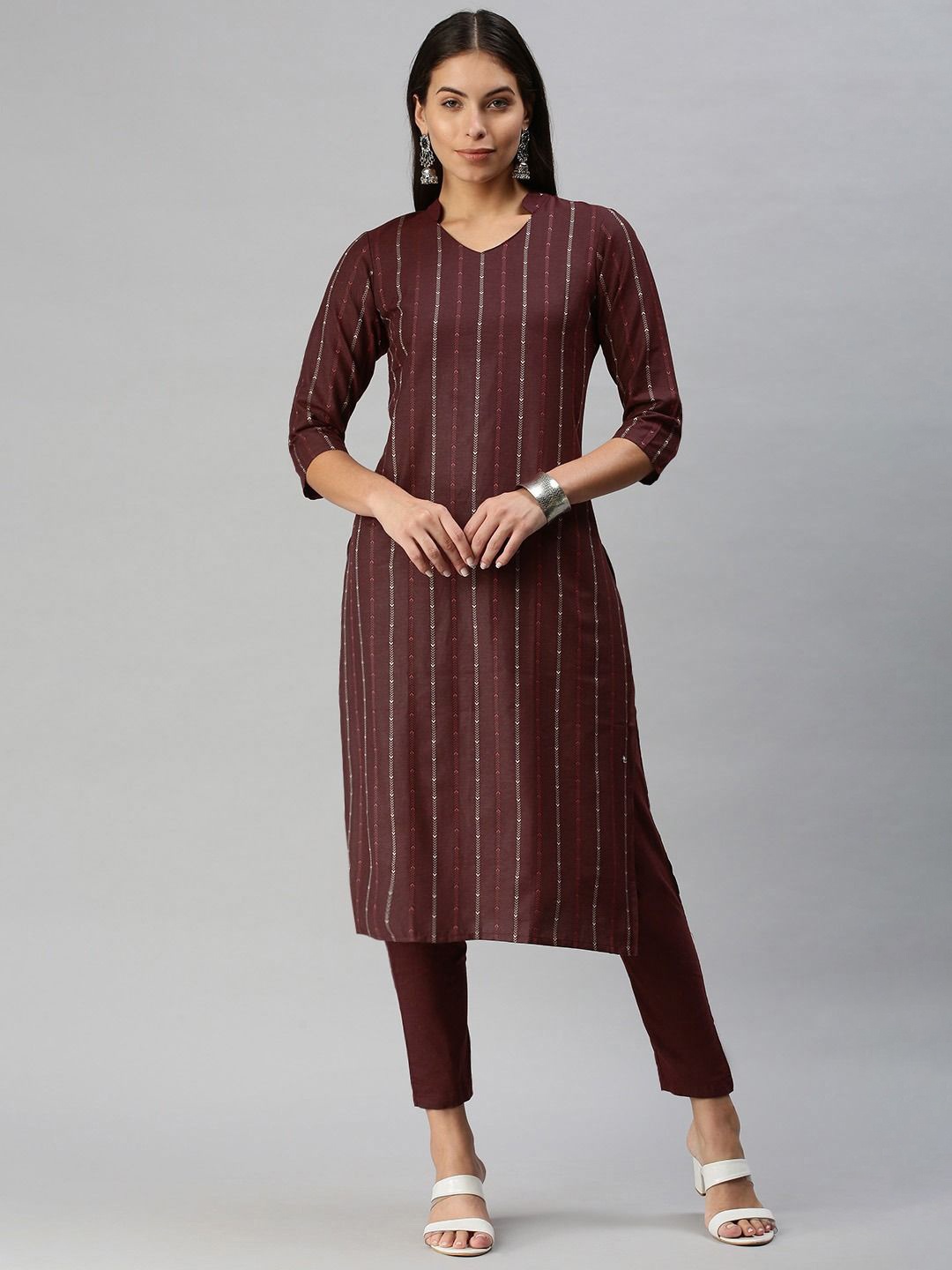 

DIVASTRI Micro & Ditsy Printed Mandarin Collar Straight Kurta With Trousers, Maroon