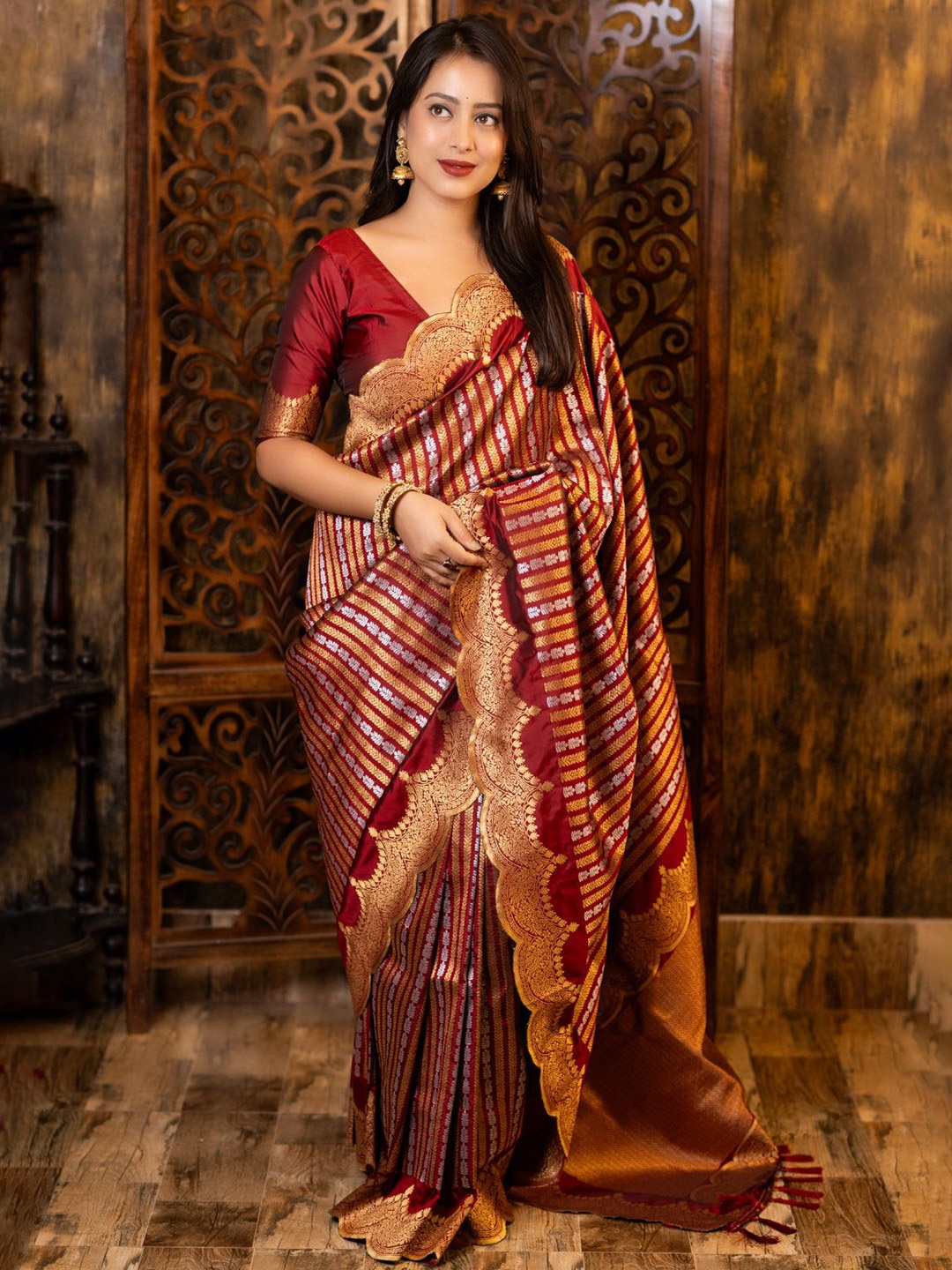 

DIVASTRI Woven Design Zari Silk Blend Banarasi Saree, Maroon