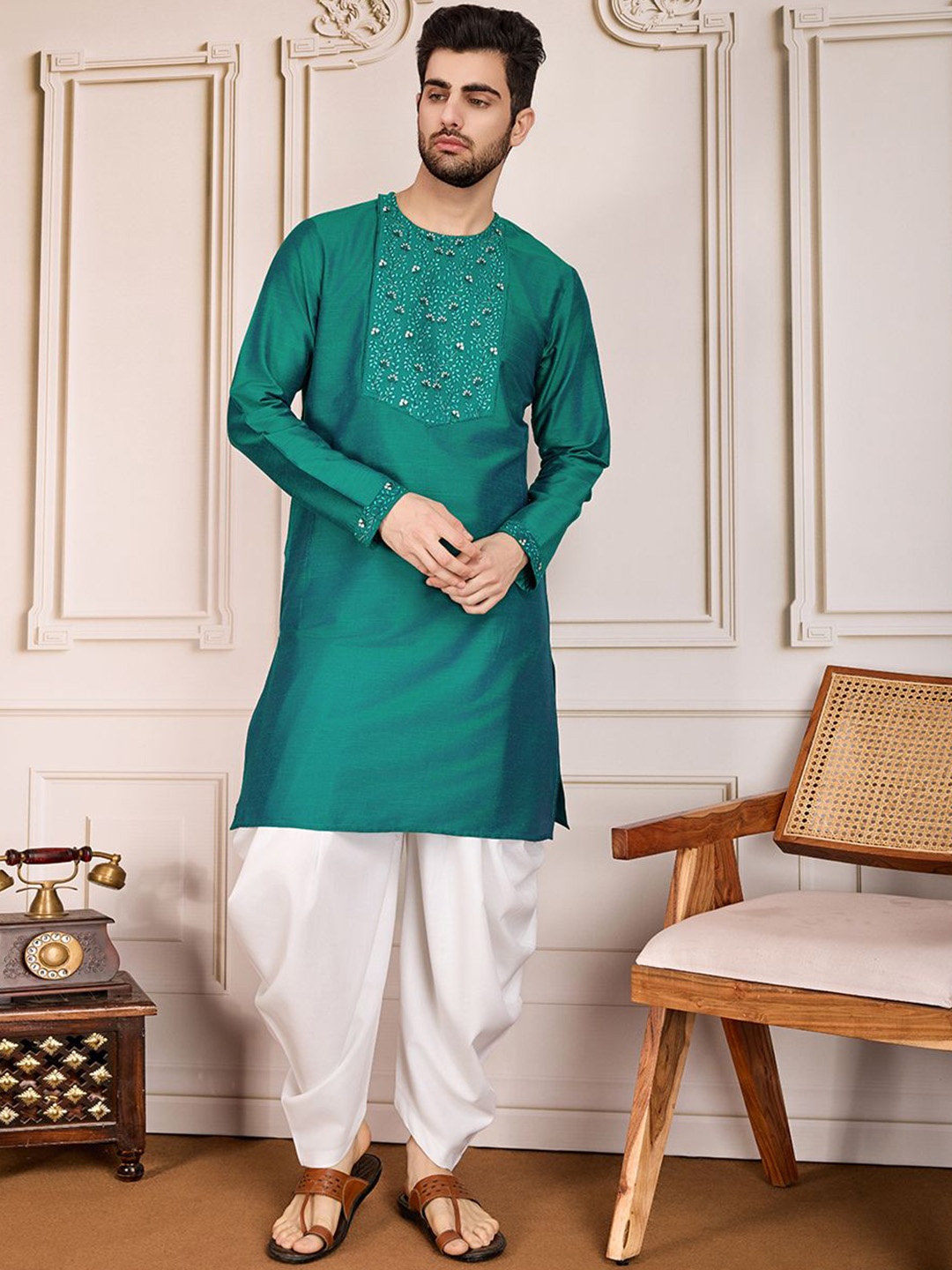 

House of Pataudi Floral Embroidered Thread Work Round Neck Straight Kurta, Green
