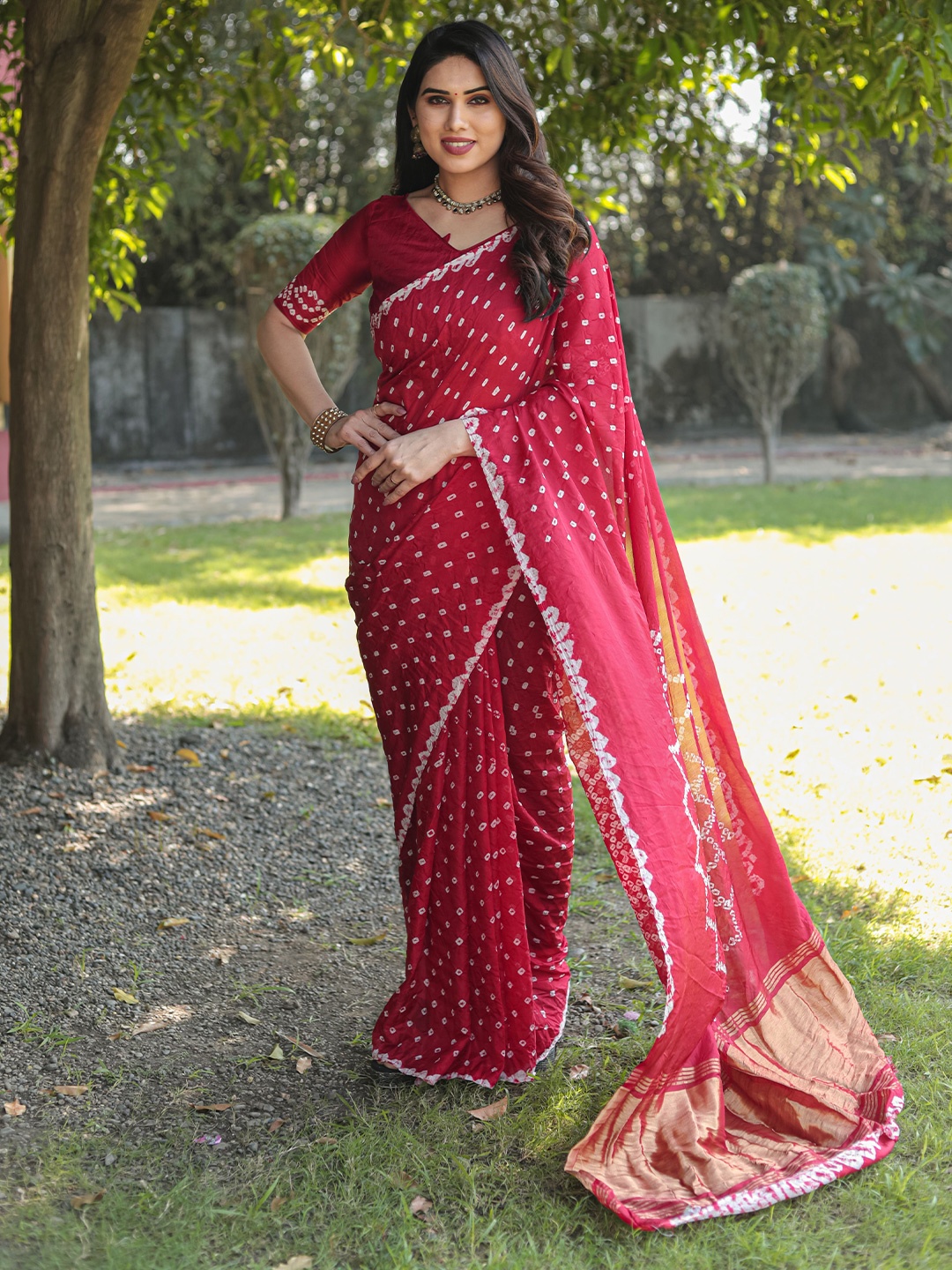 

Vintro Bandhani Printed Zari Saree, Red