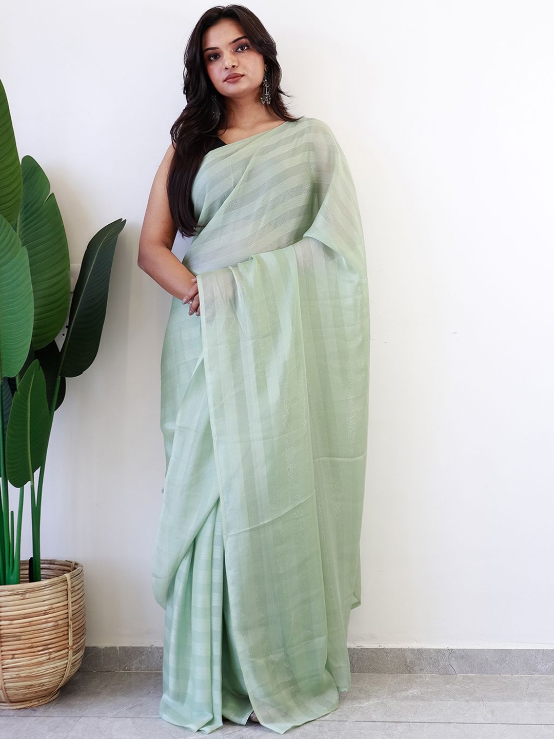 

DIVASTRI Striped printed Ready To Wear Saree With Unstitched Blouse Piece, Green