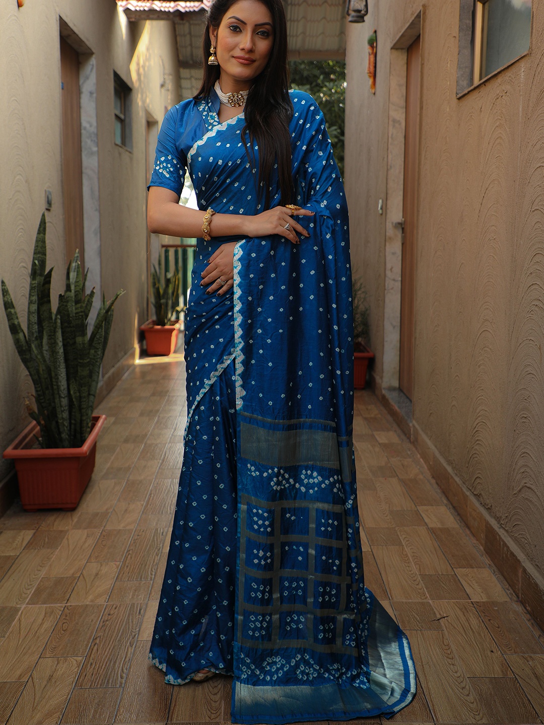 

Vintro Bandhani Printed Zari Saree, Blue