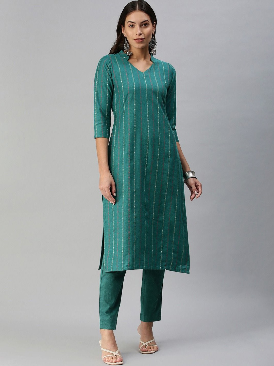 

DIVASTRI Micro & Ditsy Printed Mandarian Collar Straight Kurta With Trousers, Turquoise blue