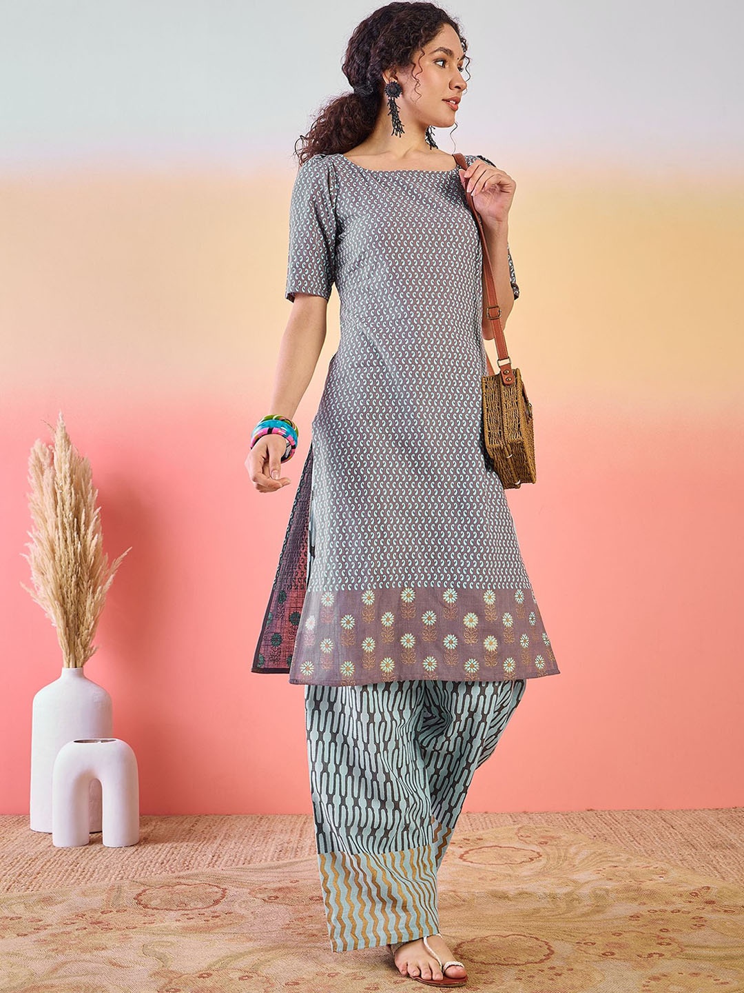 

Sangria Paisley Printed Boat Neck Straight Kurta With Palazzo, Grey