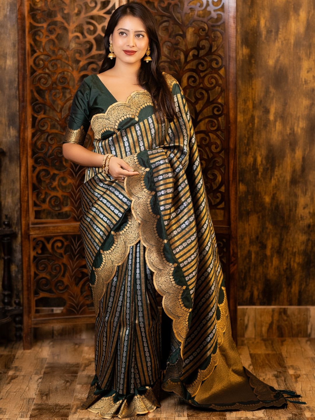 

DIVASTRI Woven Design Zari Banarasi Saree, Green