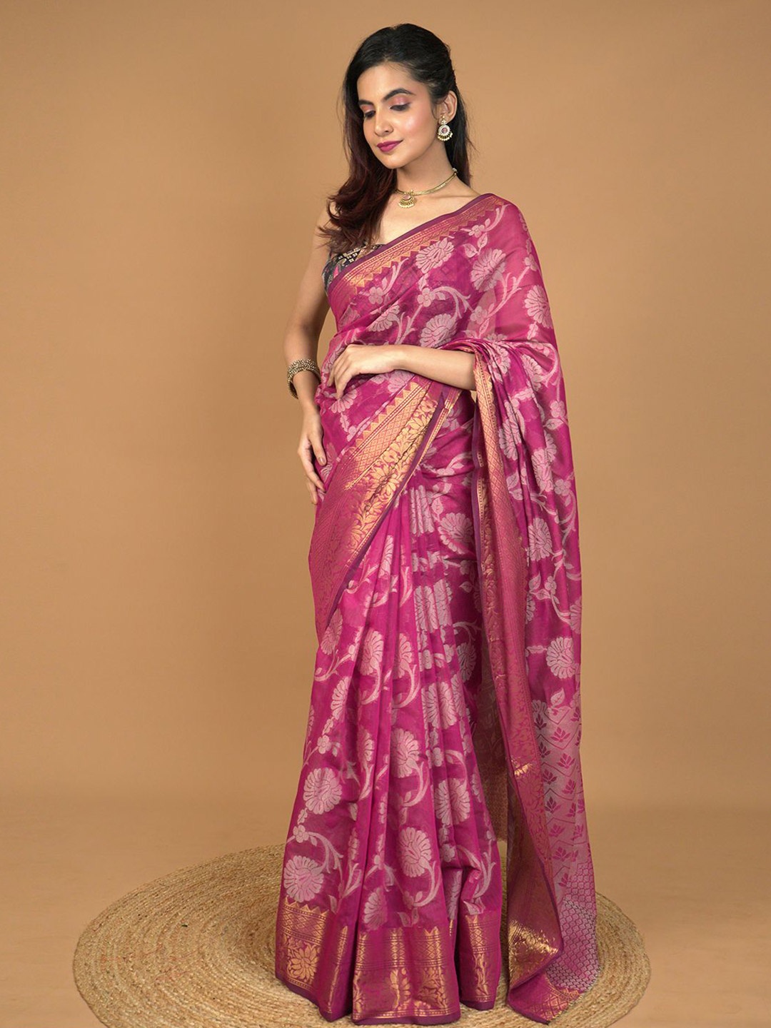 

HELLA FASHIONS Woven Design Zari Saree, Magenta