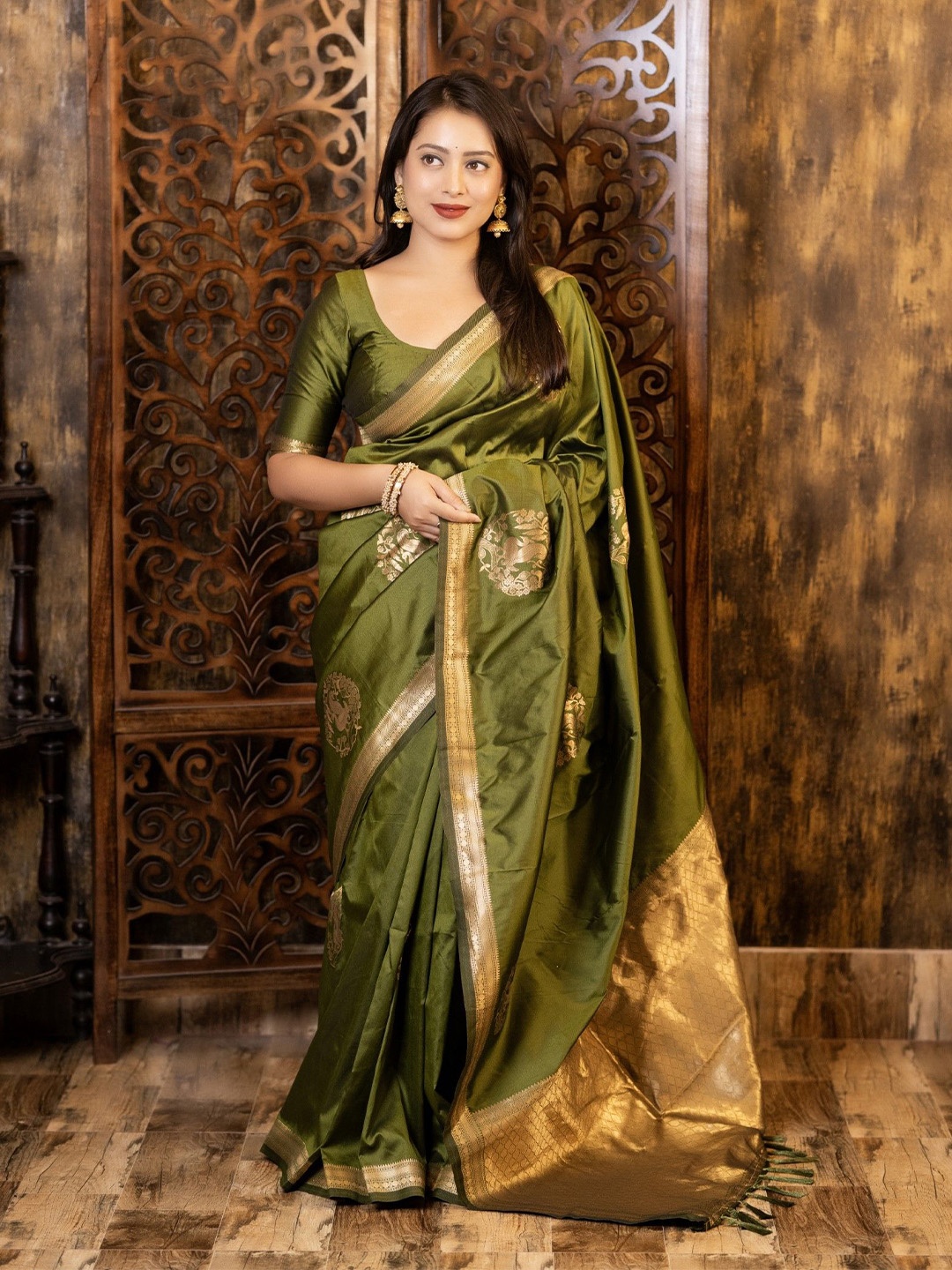 

DIVASTRI Floral Zari Woven Design Saree, Green