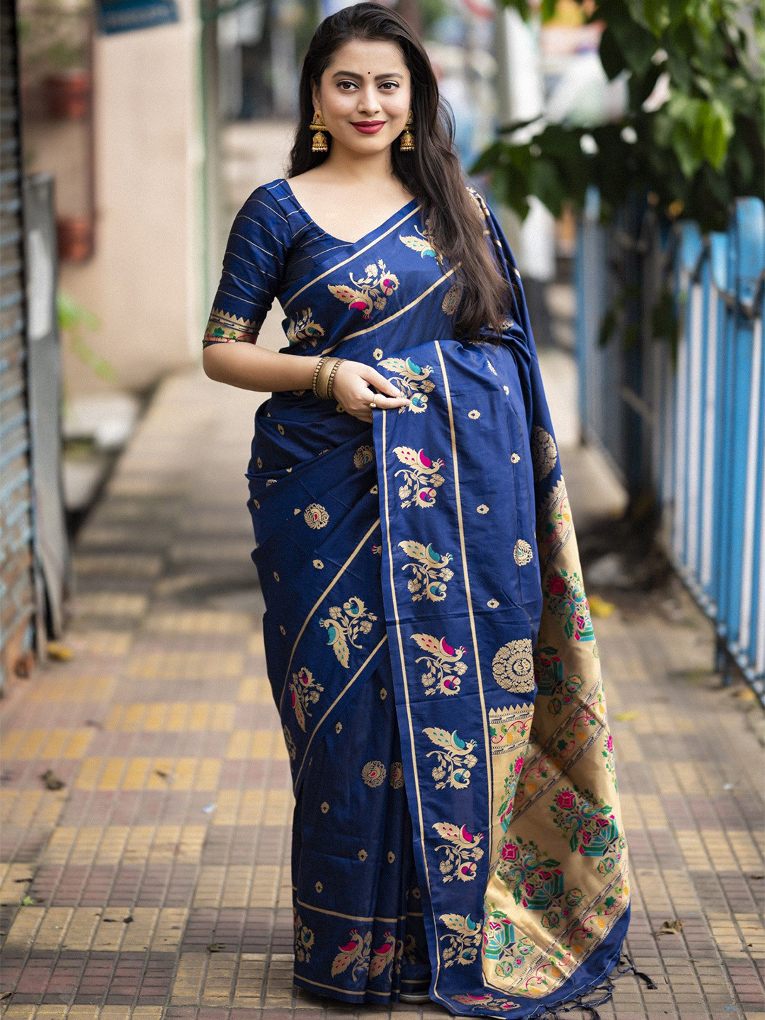 

DIVASTRI Woven Design Zari Paithani Saree, Navy blue