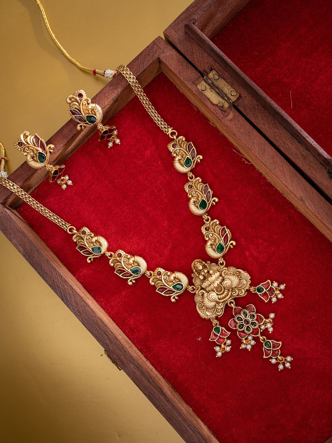 

PANASH Gold-Plated Artificial Stones Studded & Beaded Jewellery Set