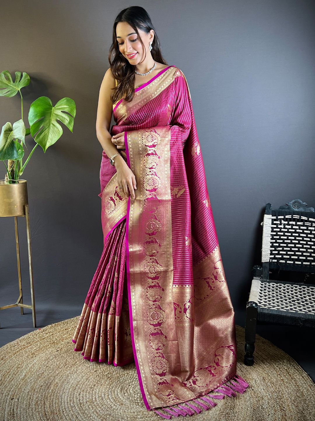 

DIVASTRI Woven Design Zari Banarasi Saree, Magenta