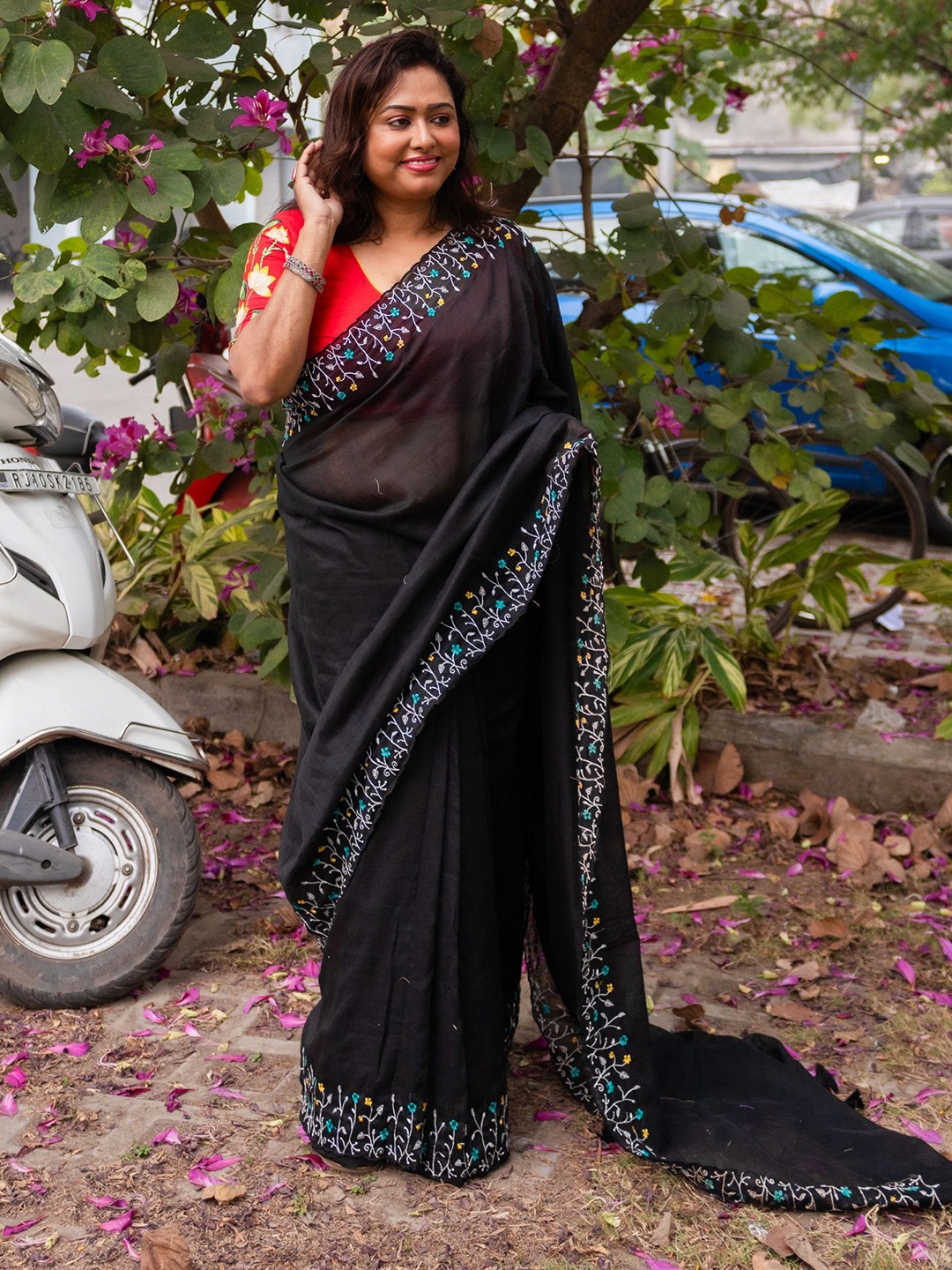 

Uttariya Women Floral Embroidered Saree, Black