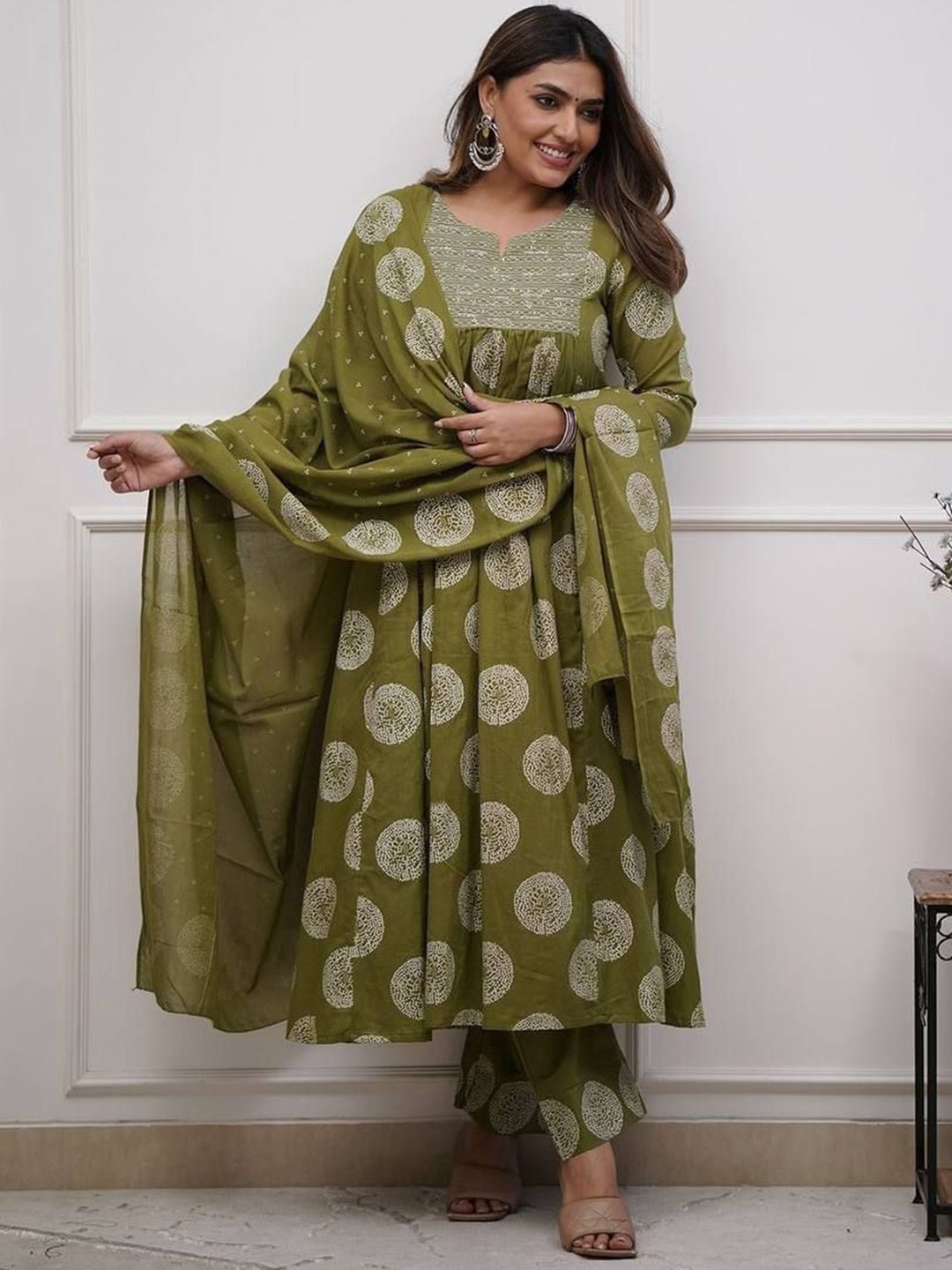 

Bought First Bandhani Printed Notch Neck Empire Thread Work Kurta With Trouser & Dupatta, Green