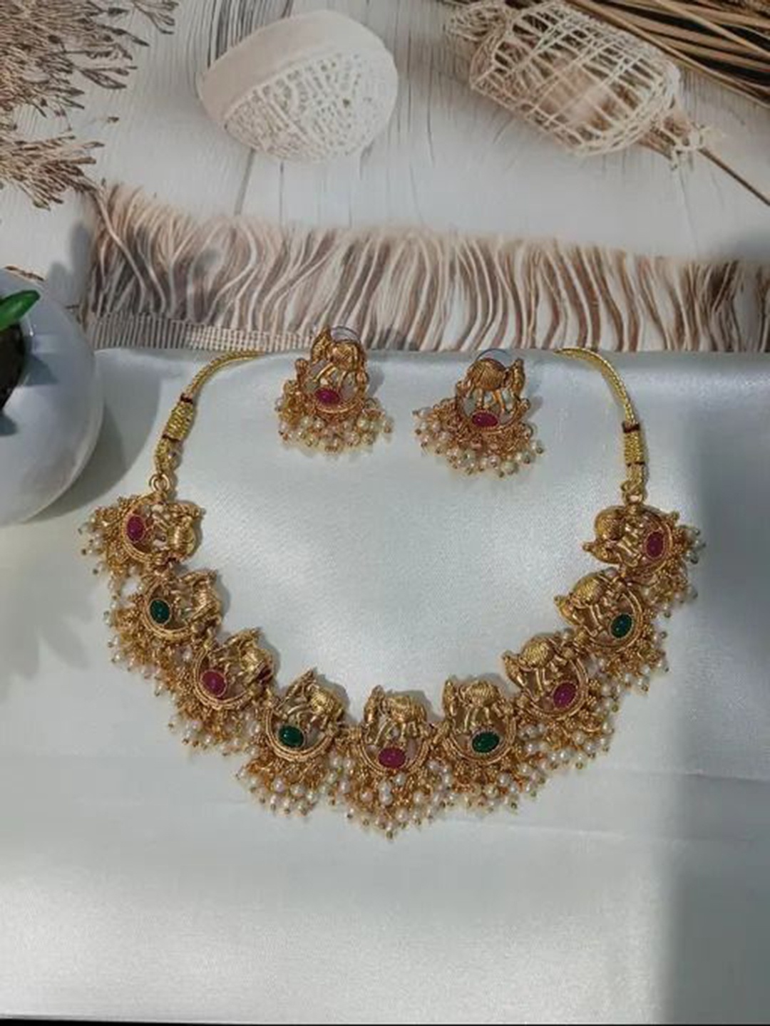 

ROFARWORD Gold Plated Artificial Stone Studded & Beaded Jewellery Set